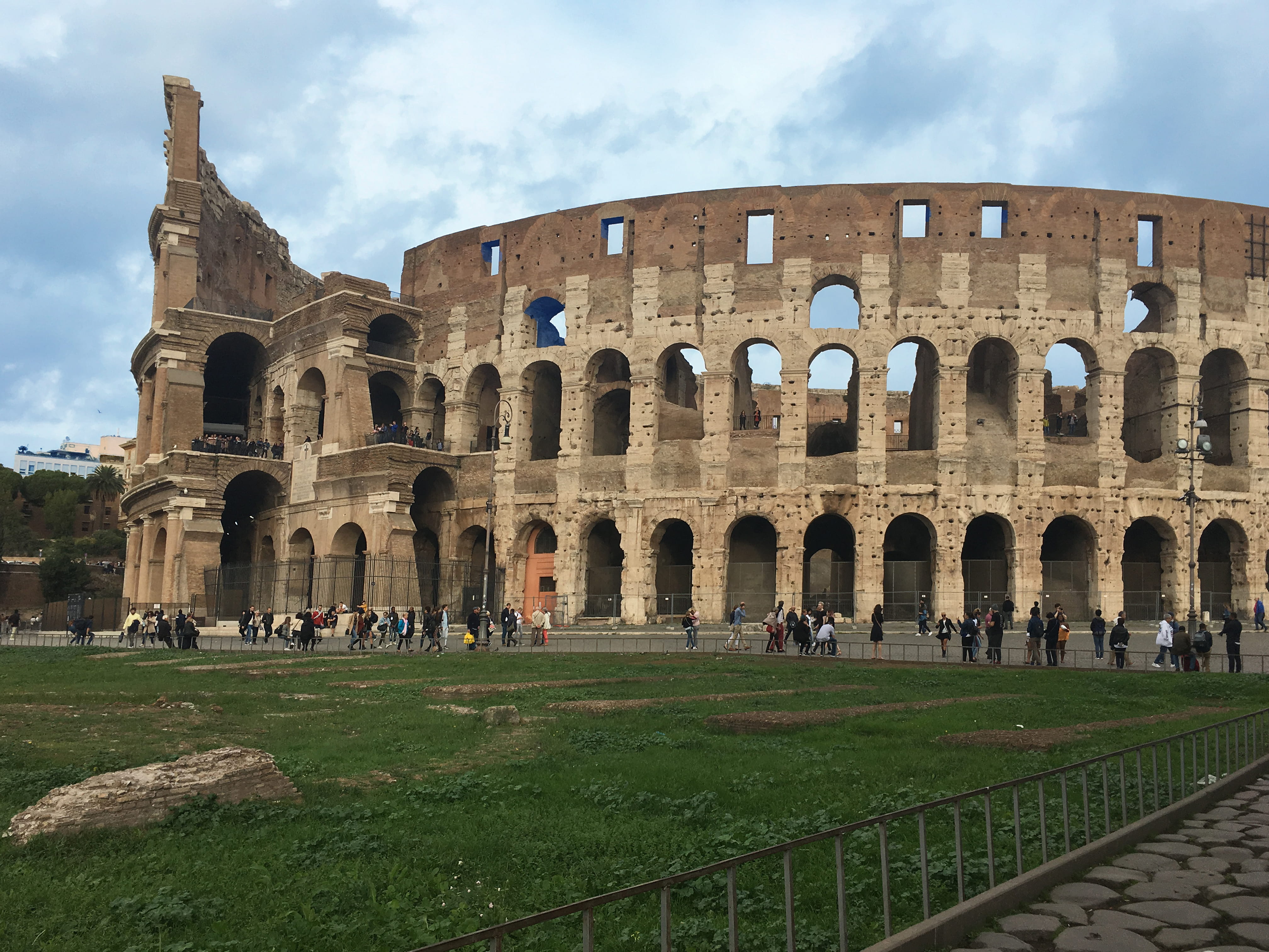 old ruin, roman, arch, colosseo, group of people, travel, building exterior, nature, history, rome, large group of people, crowd, sky, visit, grass, italy, HD Wallpaper