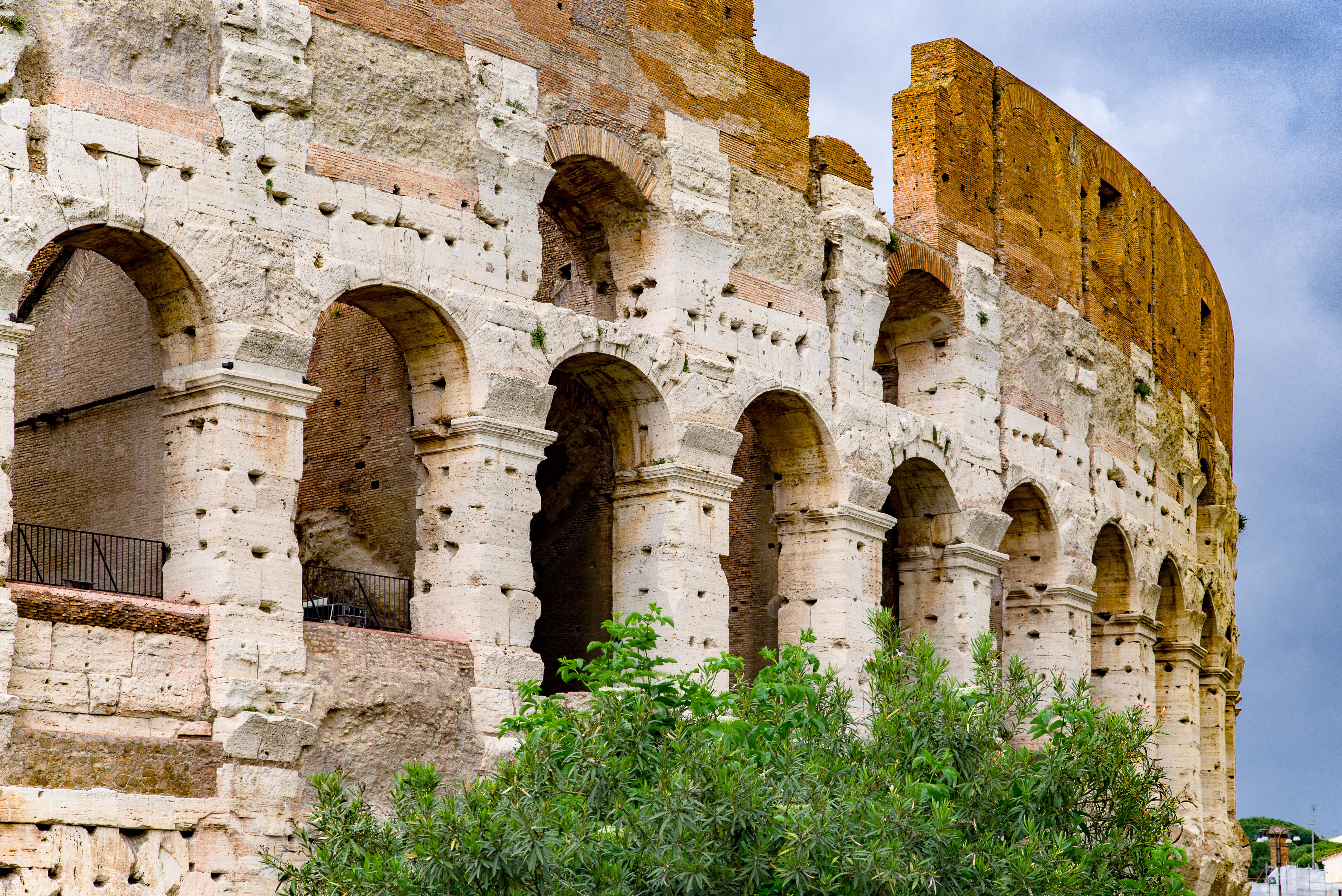building exterior, 5K, colosseum, architectural column, tourism, antique, old, sky, no people, architecture, outdoors, ruined, rome, travel, monument, HD Wallpaper