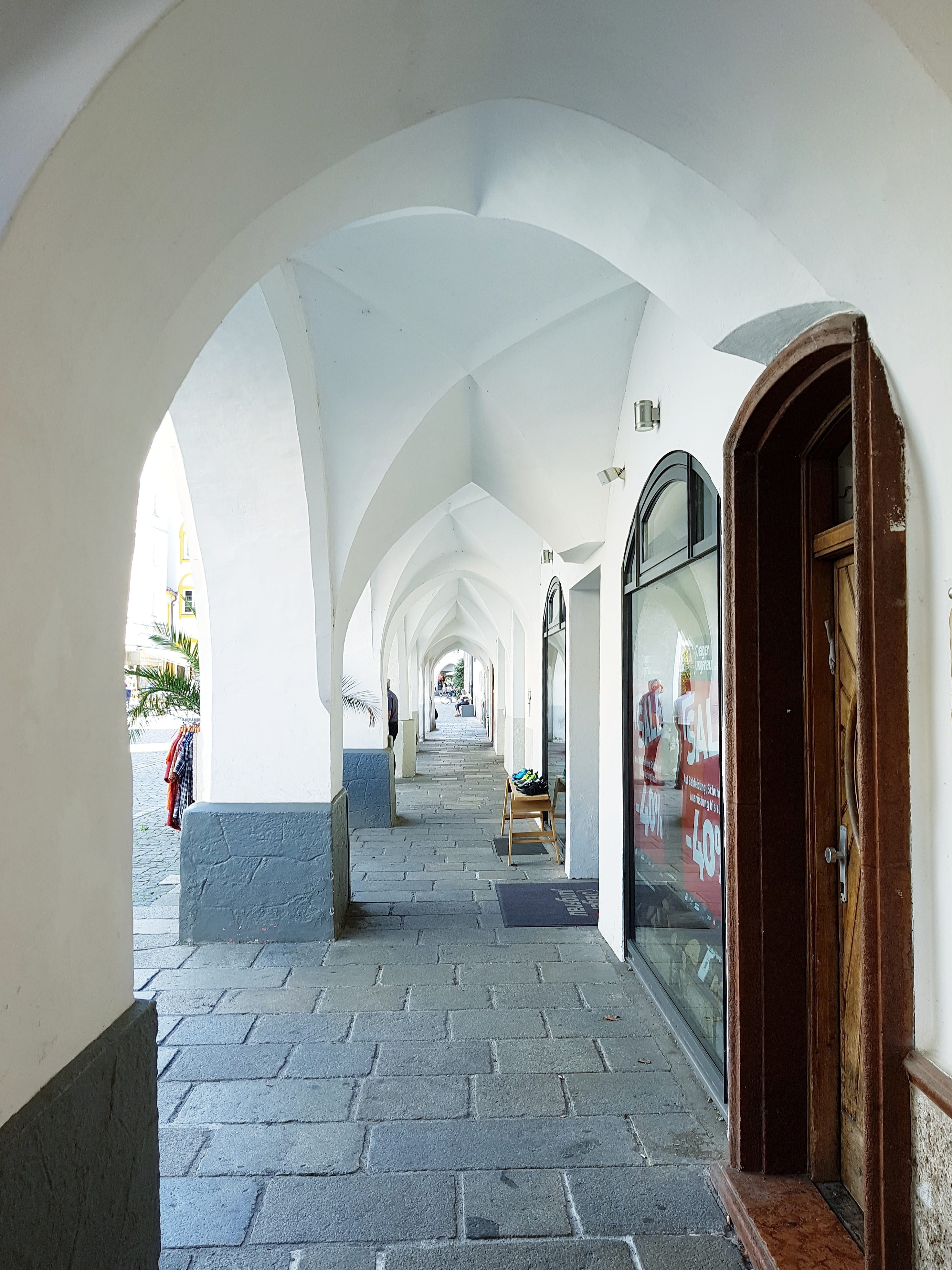 portico, day, 4K, door, arched, corridor, city, incidental people, antique, arcade, the past, rosenheim, footpath, weather protection, the way forward, Phone HD Wallpaper