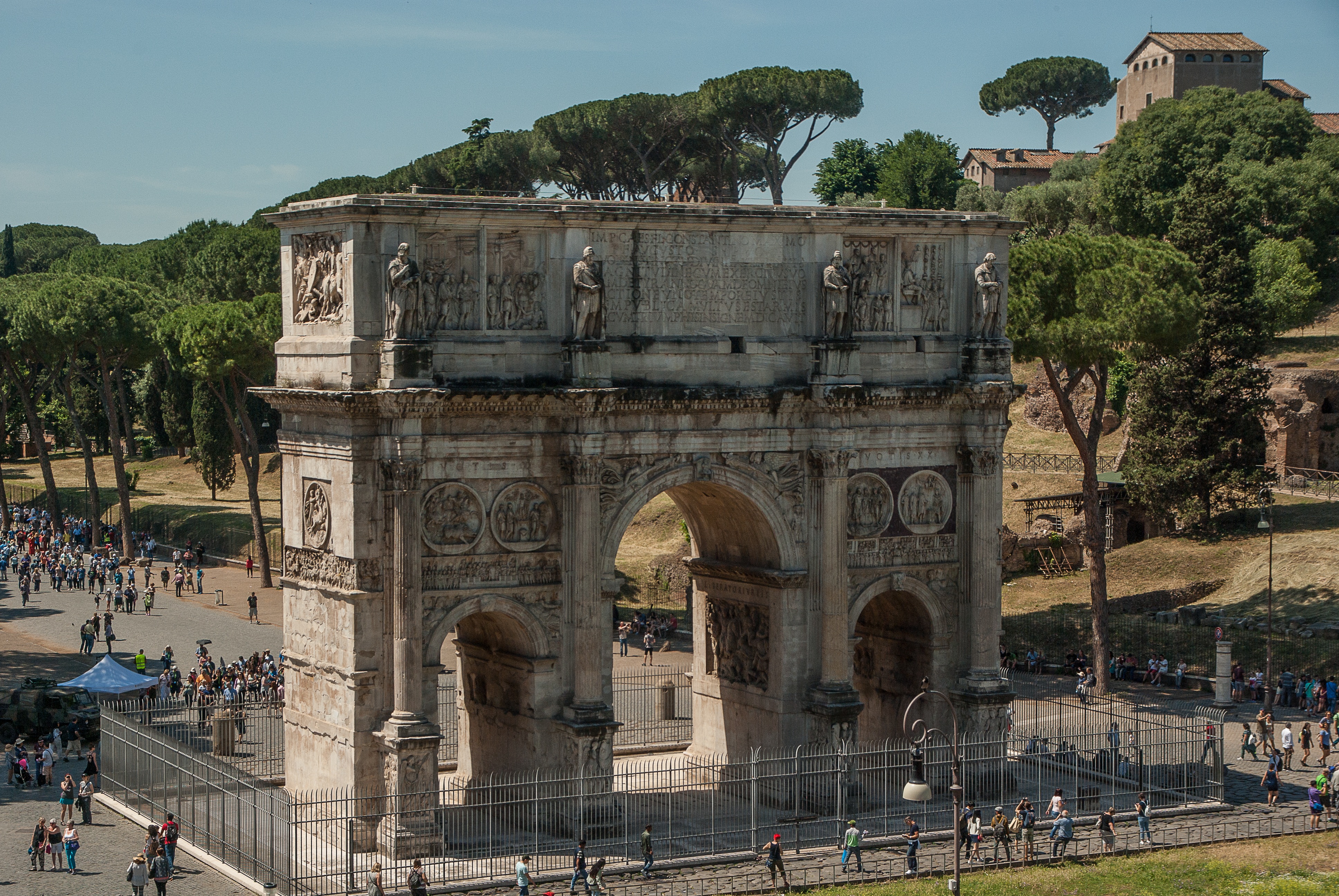 travel destinations, crowd, large group of people, arch, architecture, incidental people, day, outdoors, history, monument, tourism, real people, built structure, HD Wallpaper