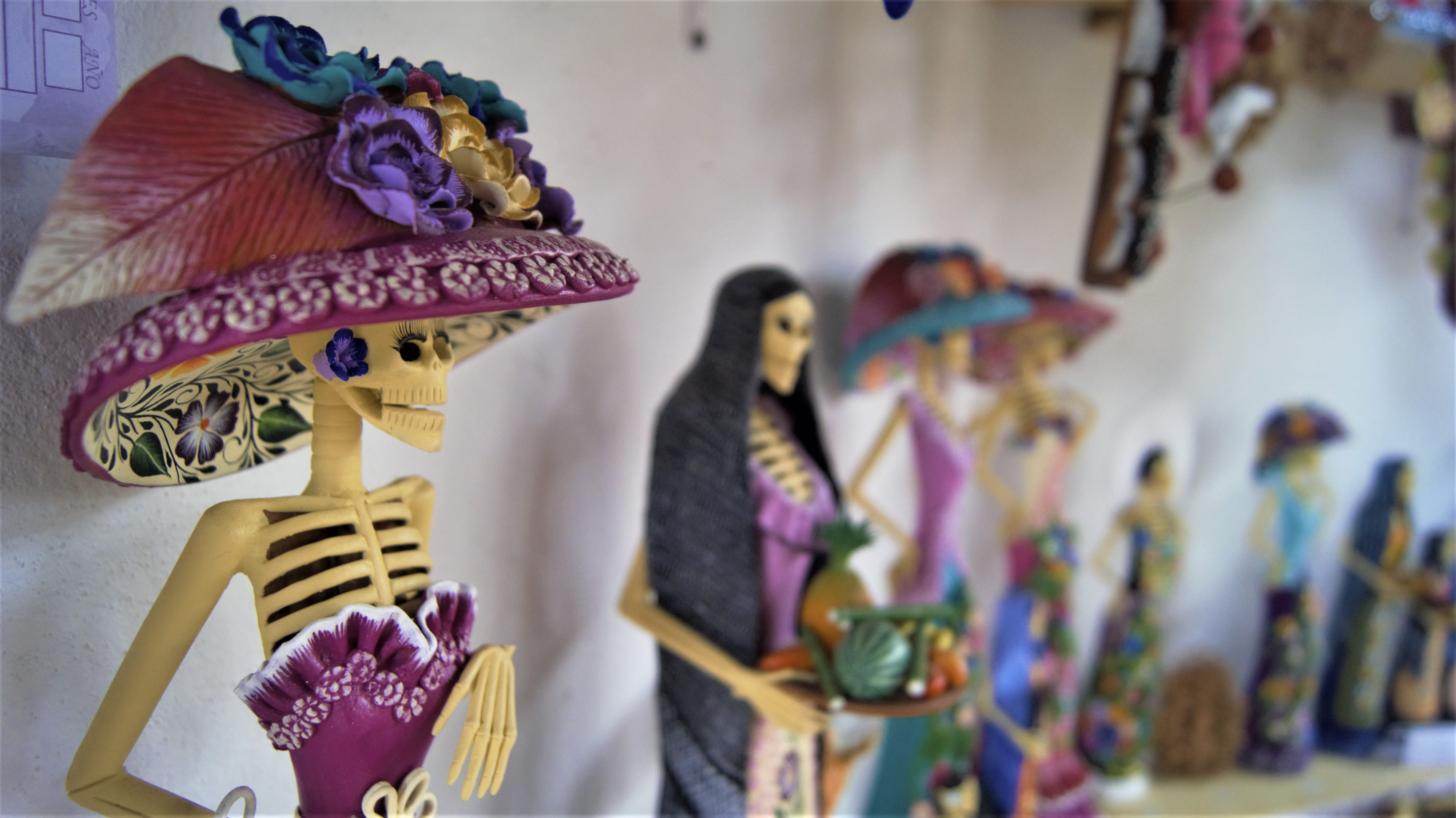 mud, indoors, female likeness, store, retail display, doll, skull, focus on foreground, death, variation, retail, culture, creativity, mannequin, representation, HD Wallpaper