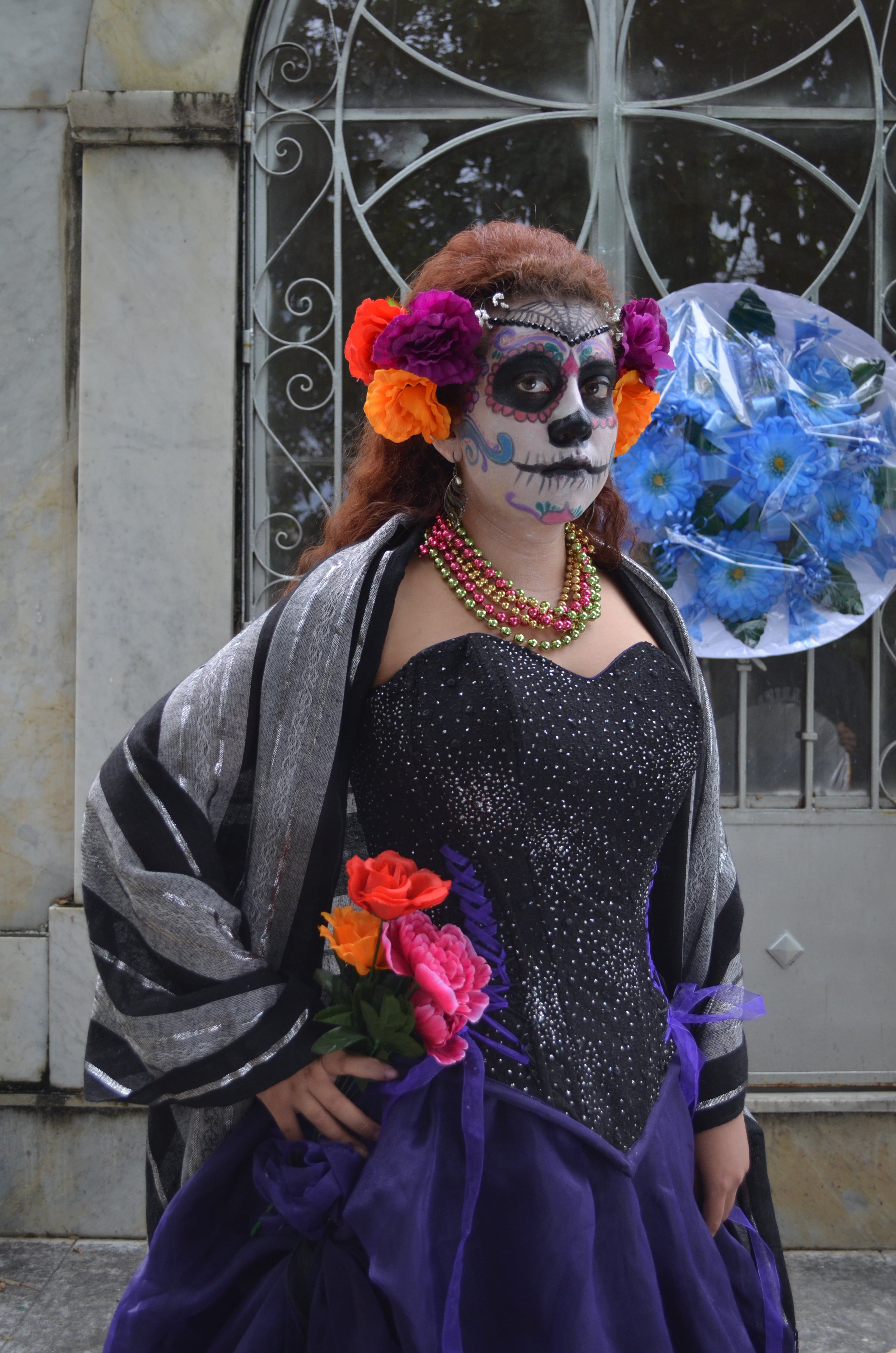 diademuertos, real people, disguise, carnival - celebration event, built structure, standing, women, popular festivals, halloween, festival, skeleton, celebration, Phone HD Wallpaper