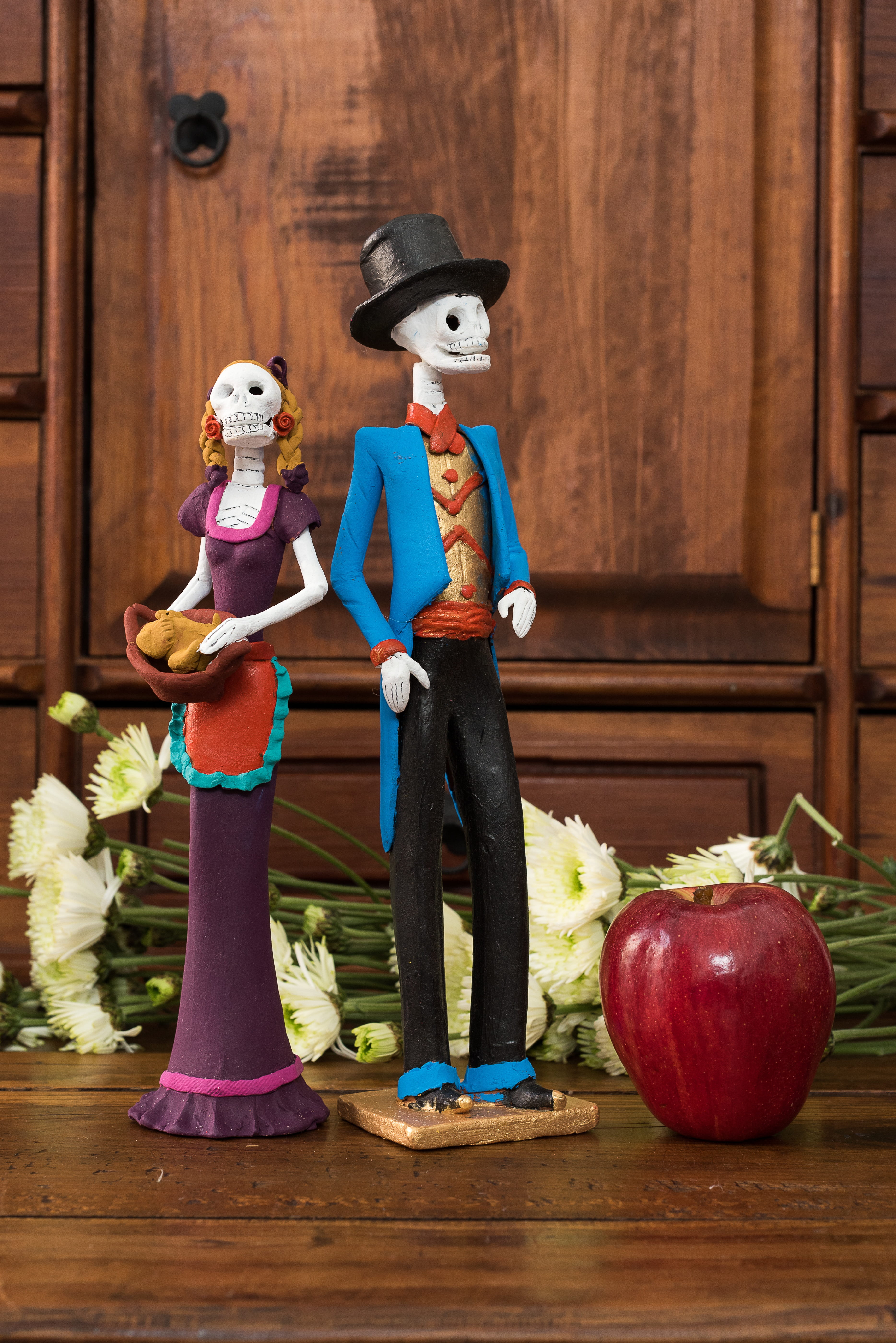 child, male likeness, female likeness, 5K, wood, creativity, people, catrín, wood - material, indoors, costume, catrina, human representation, doll, food and drink, Phone HD Wallpaper