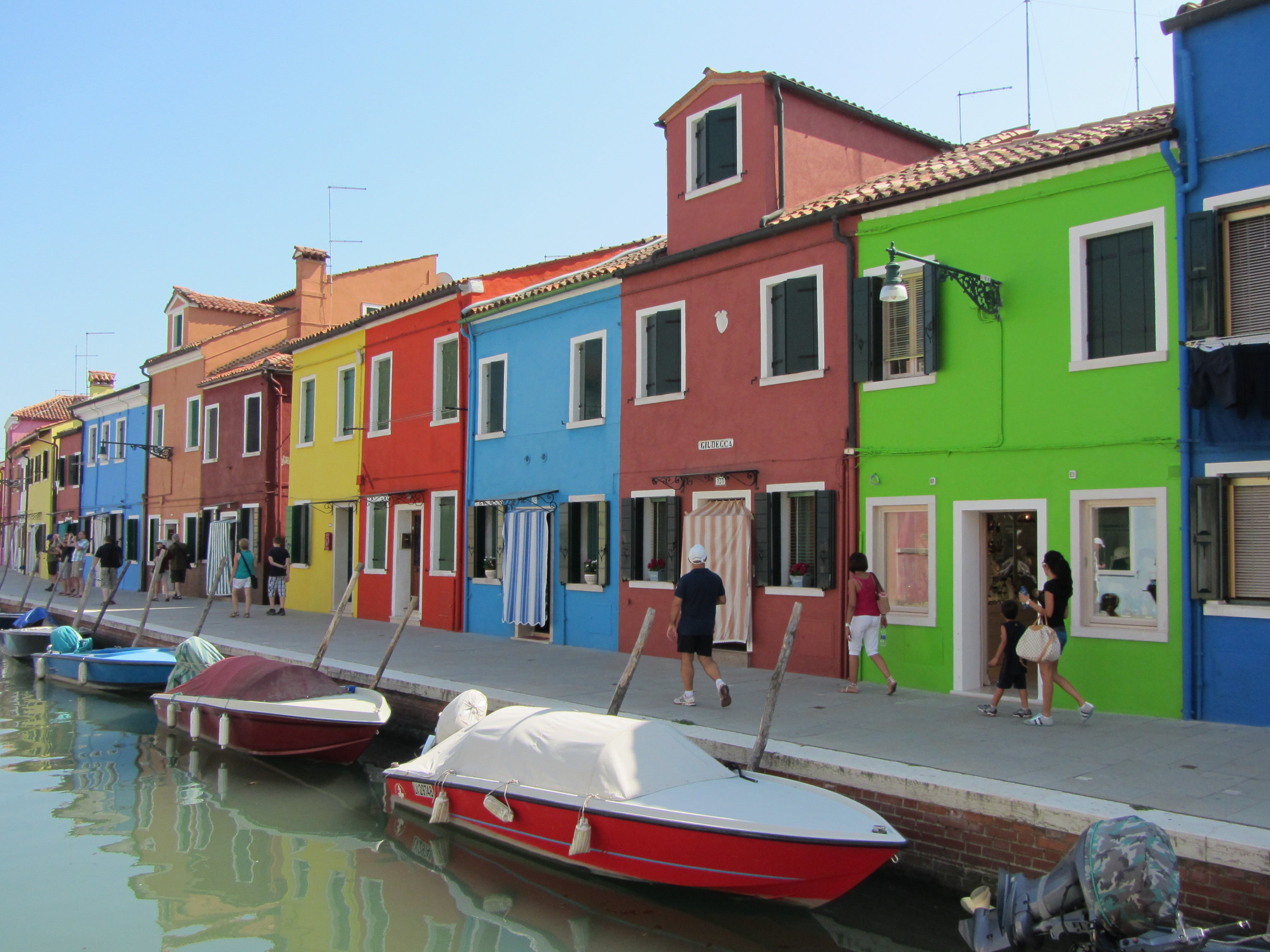 building exterior, real people, colors, burano, transportation, multi colored, men, window, walking, colored, houses, europe, mode of transportation, famous Place, HD Wallpaper