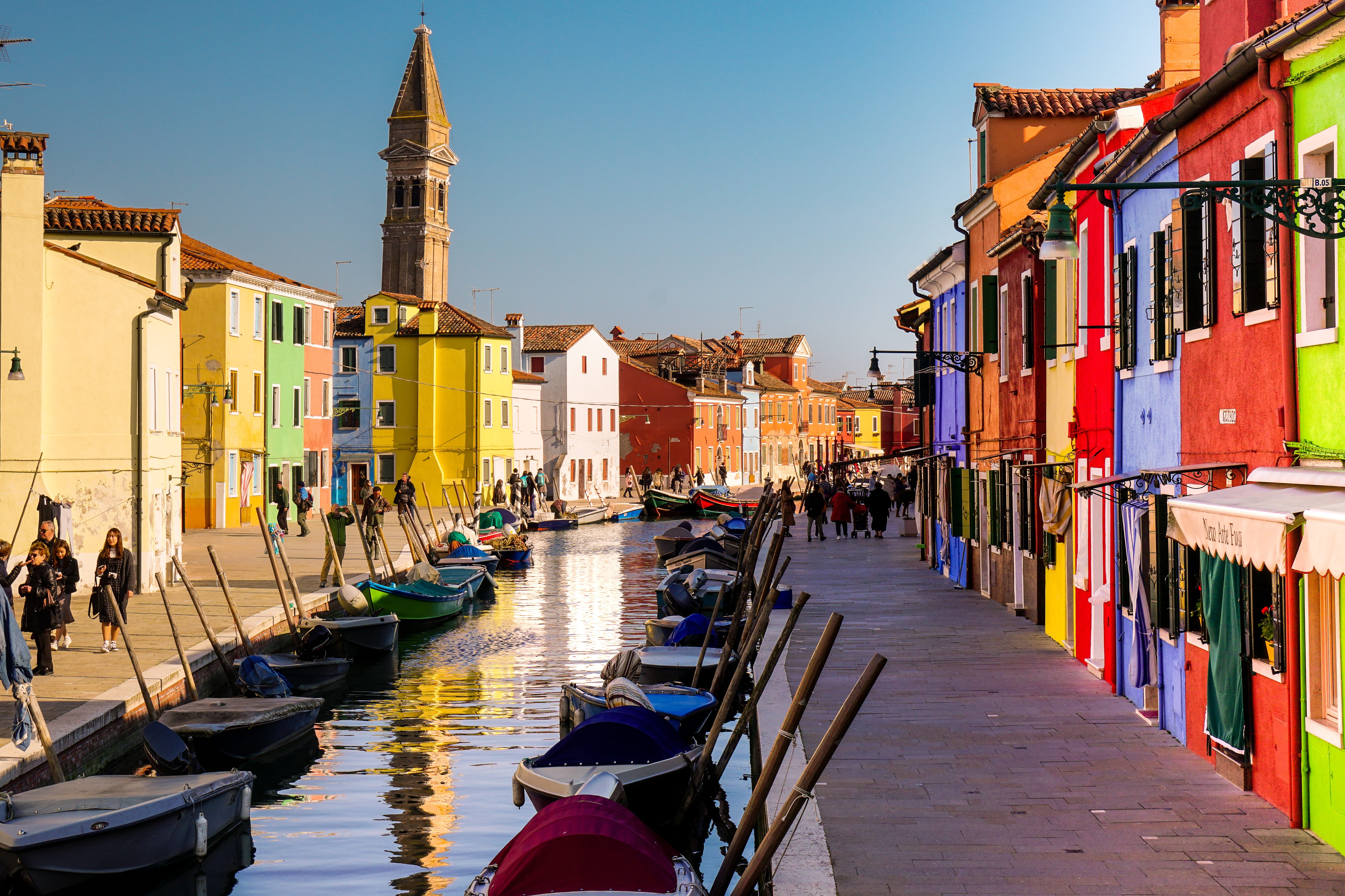 incidental people, clear sky, sunlight, venice, group of people, day, built structure, channel, real people, outdoors, building exterior, water, nature, HD Wallpaper