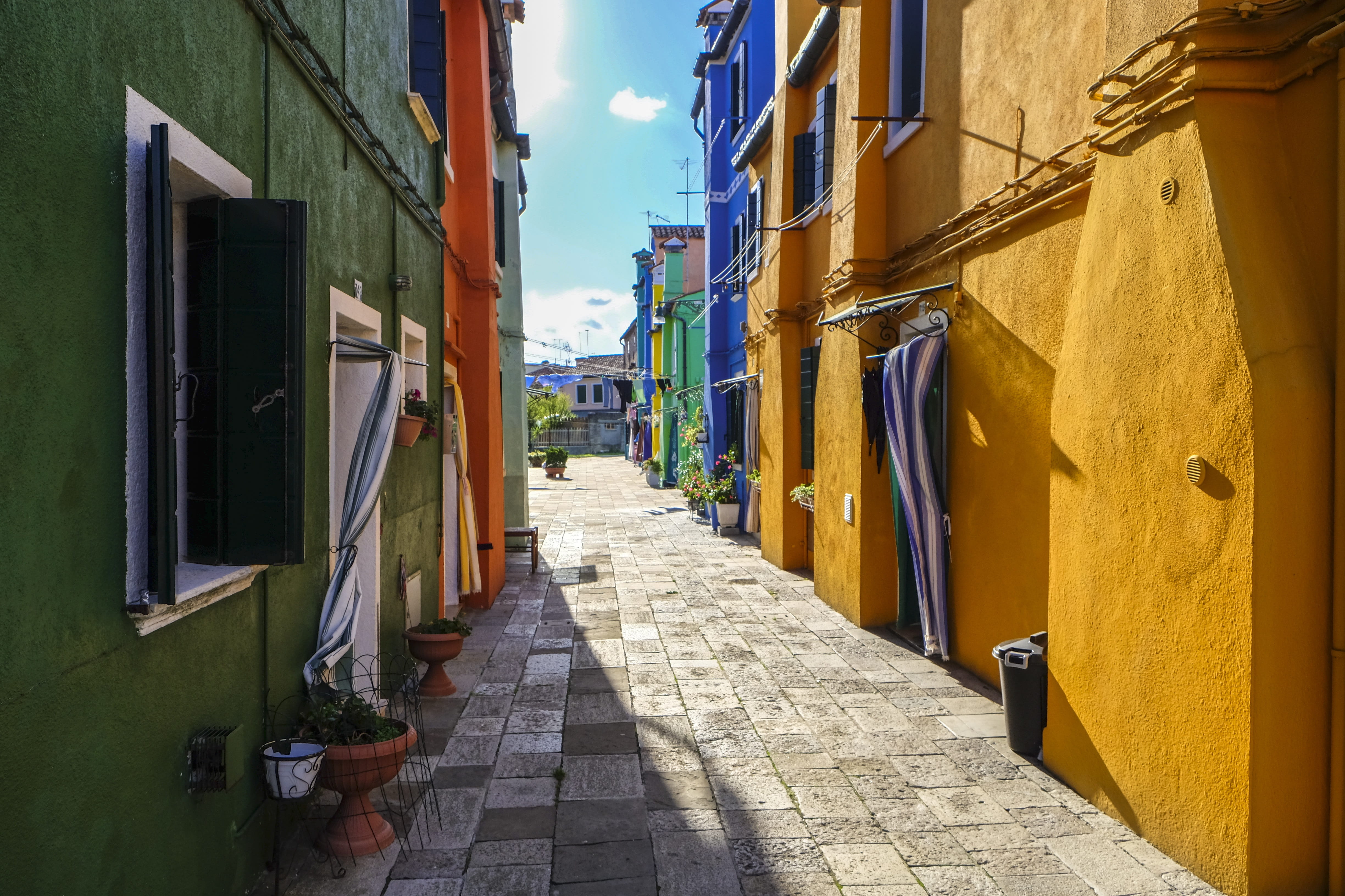 old town, building exterior, residential district, hot, built structure, city, day, the way forward, narrow, burano, diminishing perspective, house, summer, HD Wallpaper