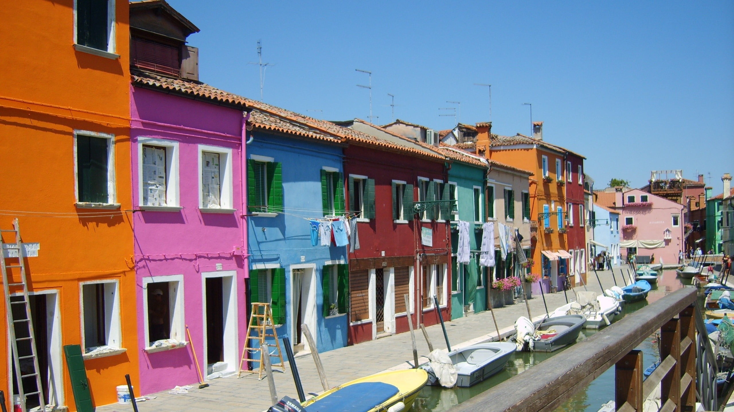 residential Building, sunlight, venice, sea, island, clothesline, nature, village, no People, 2K, in a row, bright, cityscape, italy, building, mediterranean Culture, HD Wallpaper