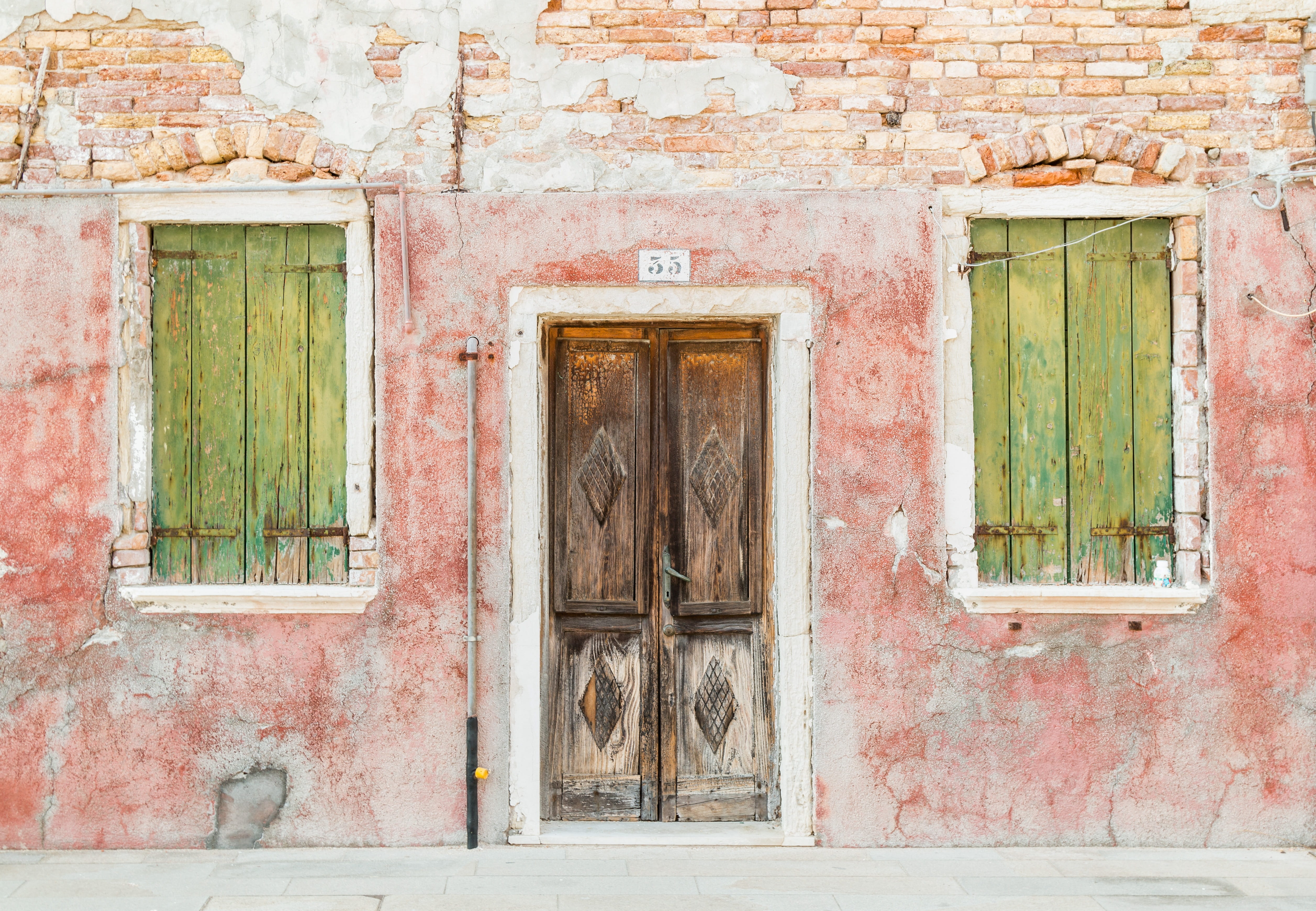house, security, residential district, weathered, closed, ruined, no people, wood, italy, mediterranean, brick, window, safety, damaged, green, door, architecture, HD Wallpaper