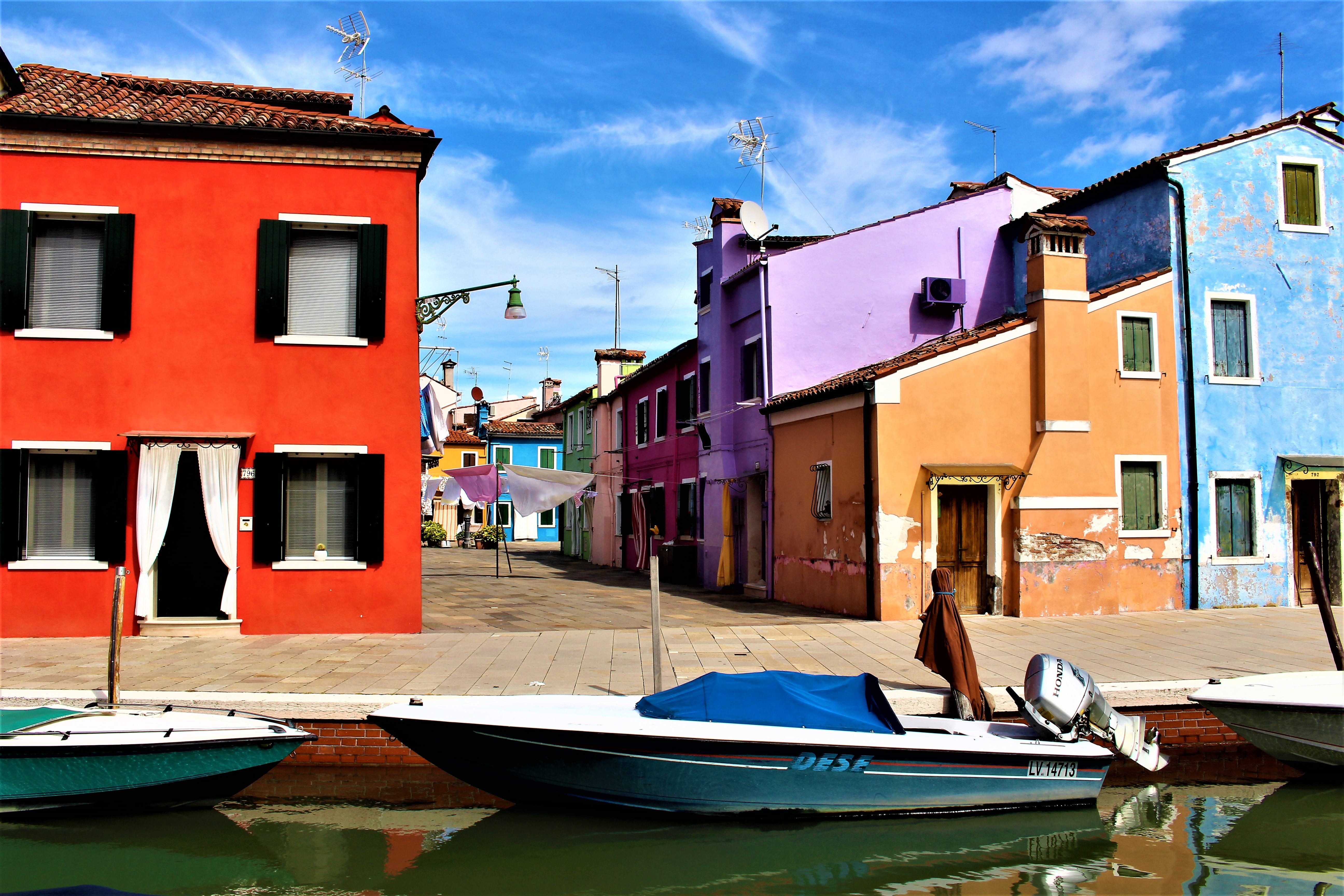 house, architecture, italy, island, lamp, facade, burano, 5K, stone-built house, himmel, summer pictures, rowboat, streetlight, water, destination, gondola - traditional boat, HD Wallpaper