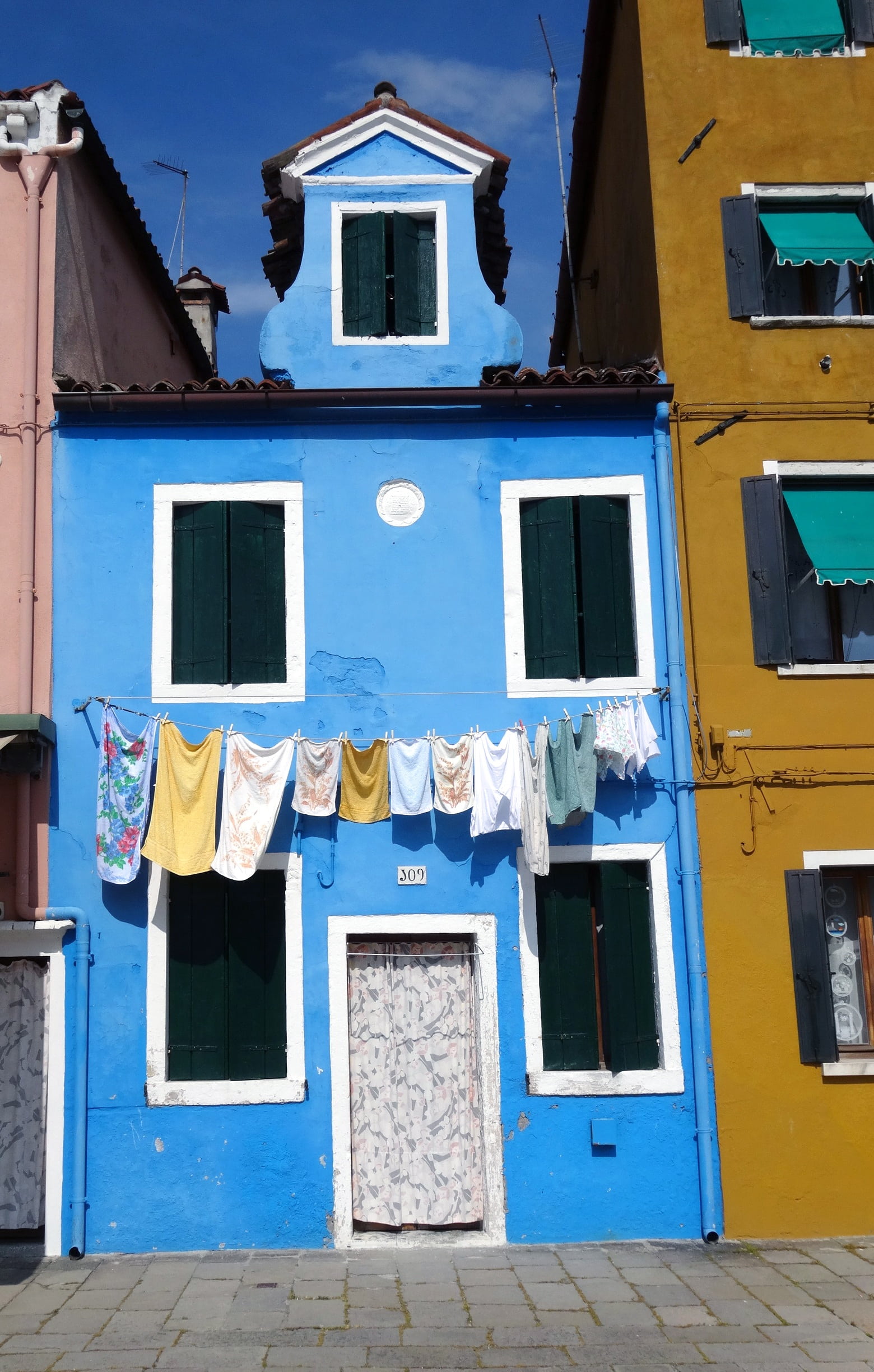 nature, low angle view, house, window, day, architecture, no people, 1080P, home, building exterior, venezia, venice, blue, italy, building, clothing, Phone HD Wallpaper