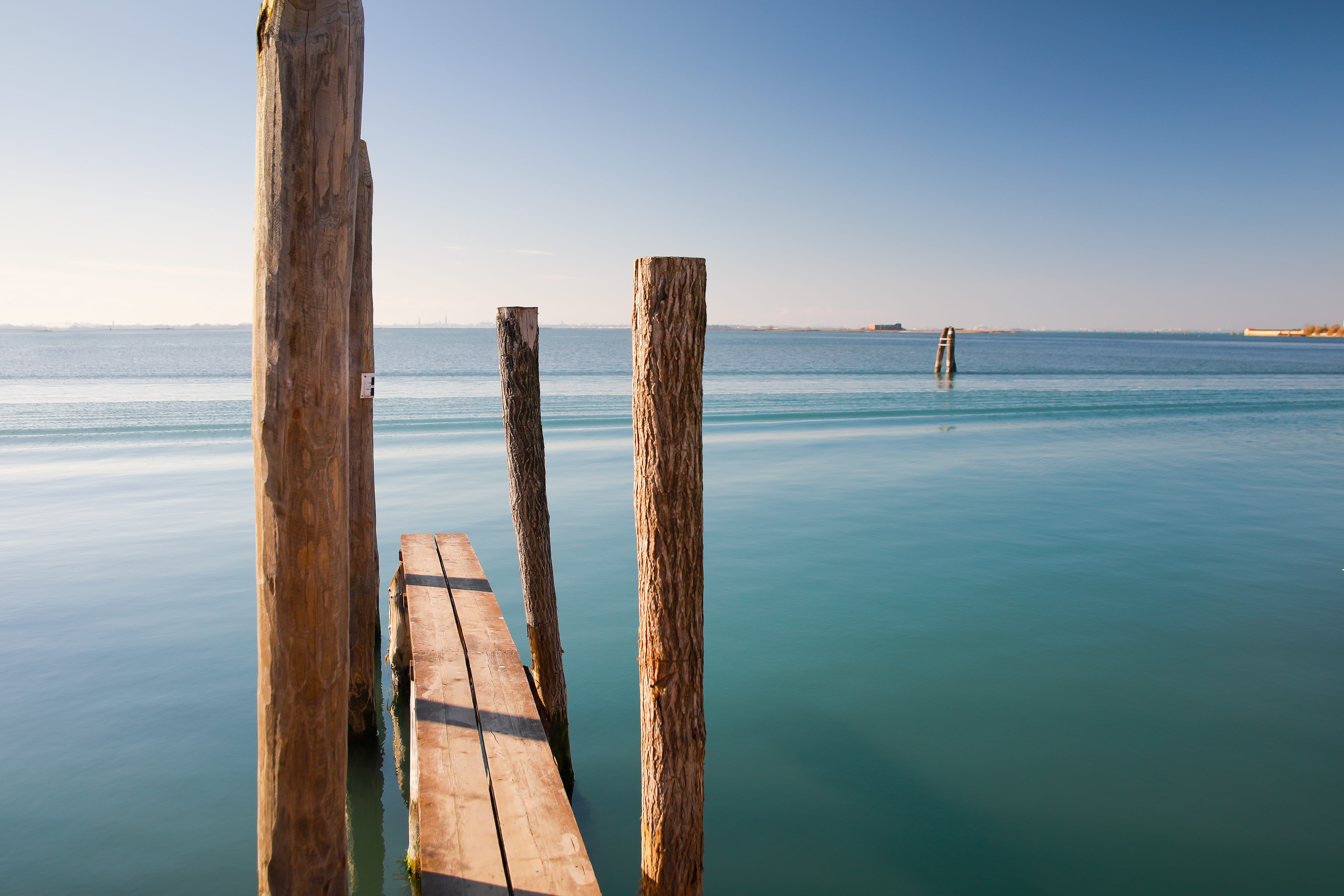 day, post, outdoors, venice, land, scenics - nature, mazzorbo, italy, sea, tranquility, wood - material, pontoon, venise, water, HD Wallpaper