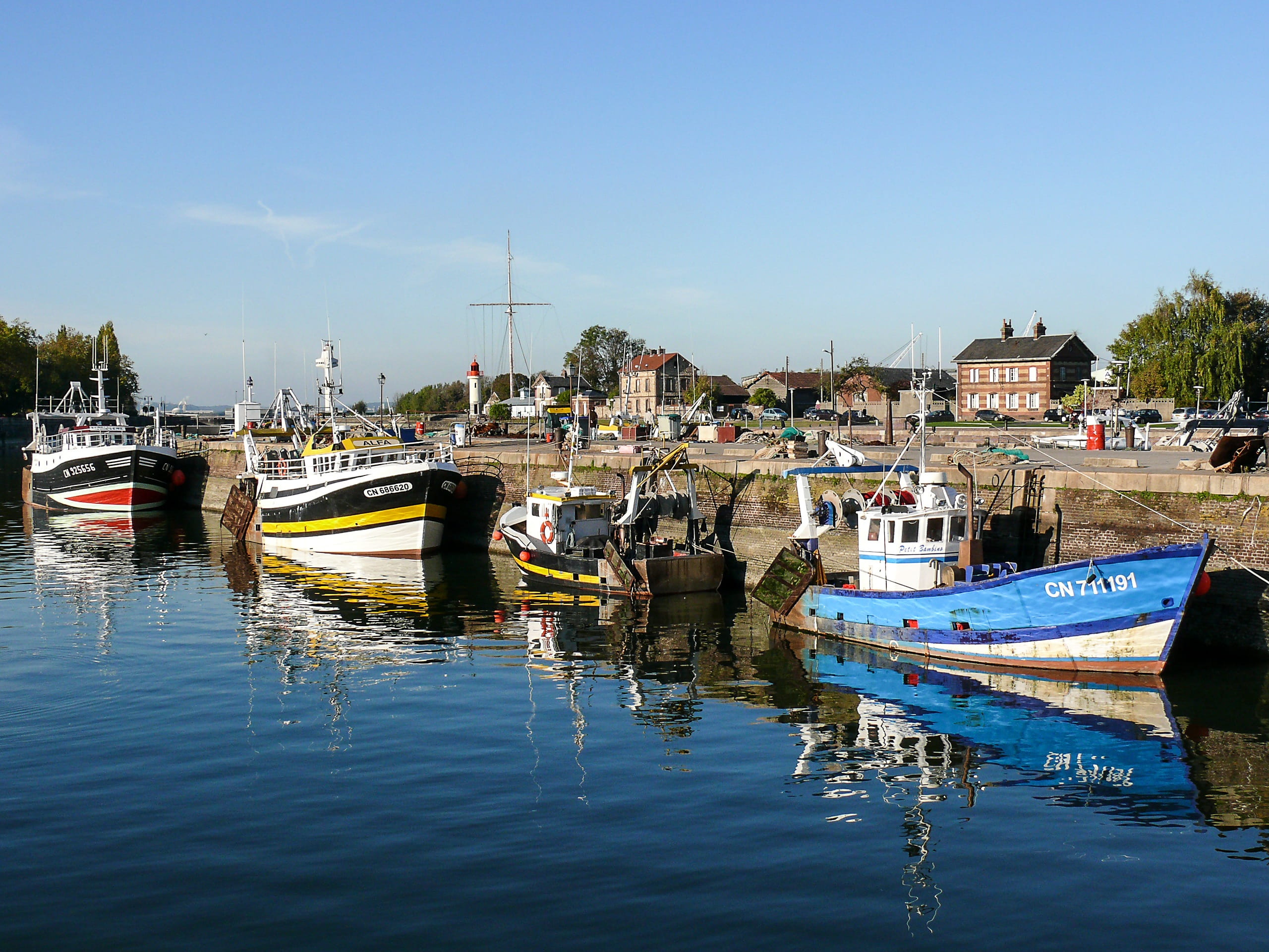 mode of transportation, trawler, transportation, river, coastal, sea, shrimp, marina, sky, building exterior, side, harbor, blue water, outdoors, 2K, no people, HD Wallpaper