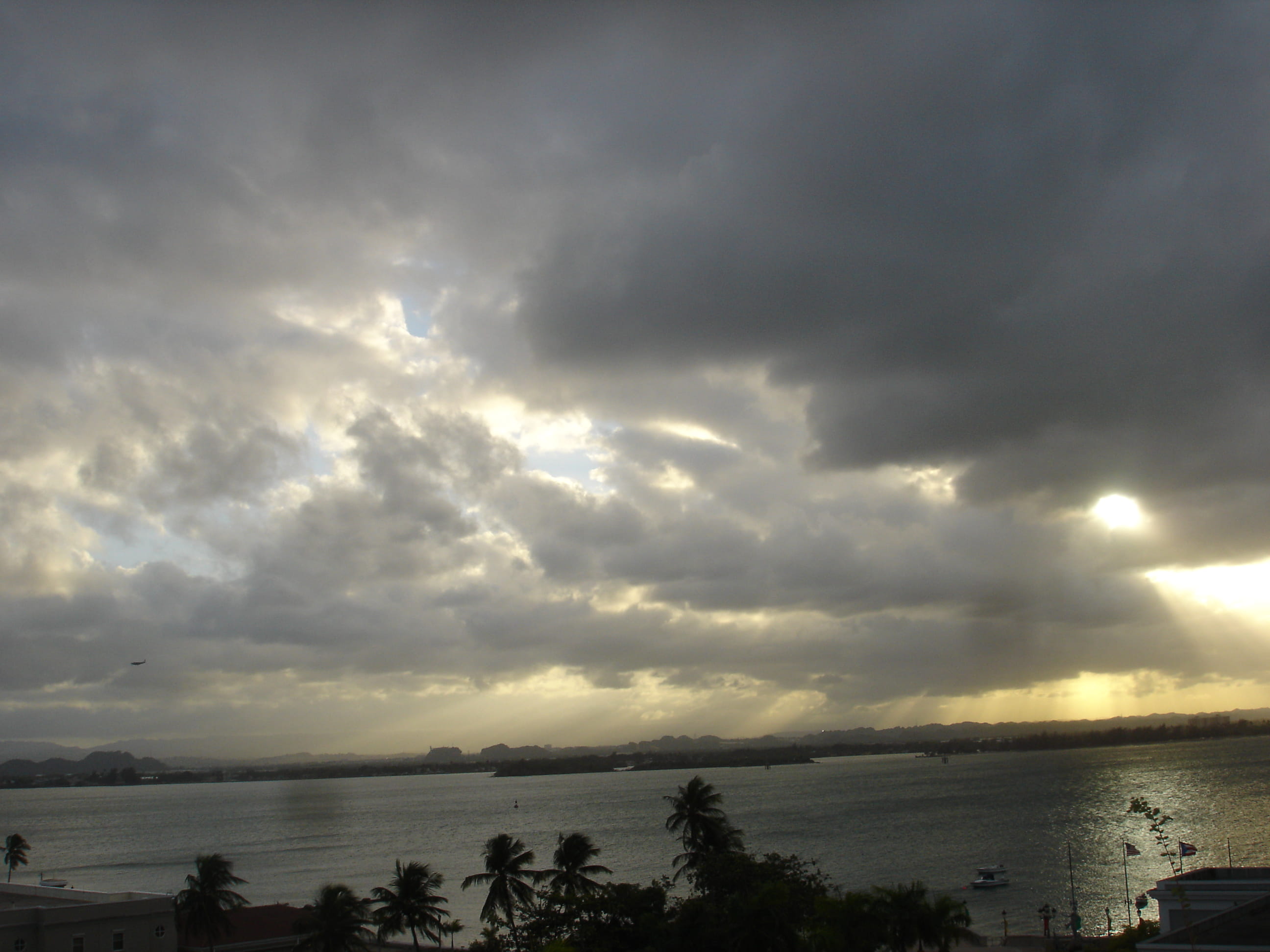 beauty in nature, water, outdoors, san juan, sky, overcast, sun rays, ominous, sunset, no people, nubes oscuras, cloud - sky, atardecer, tranquil scene, HD Wallpaper