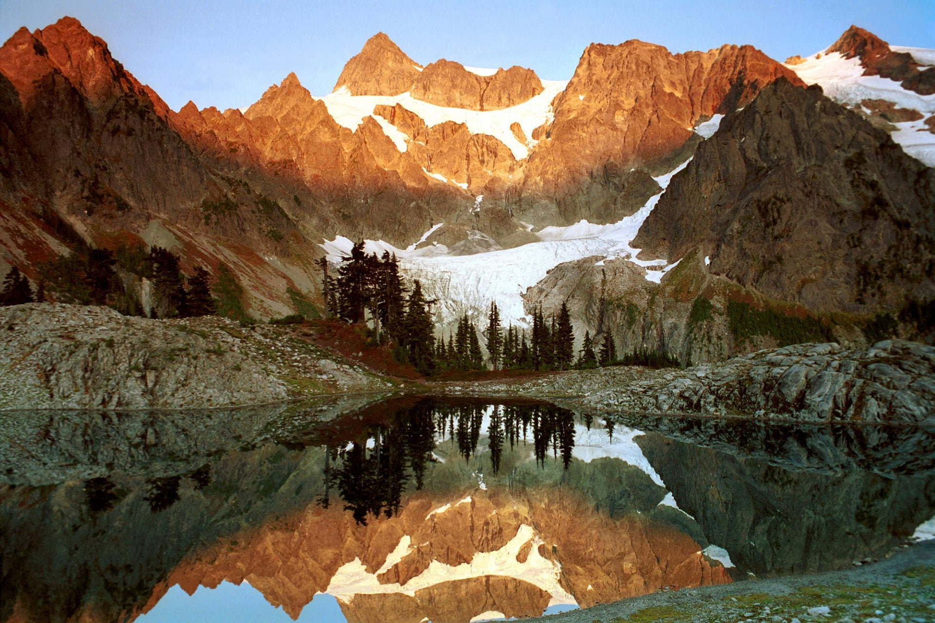 hielo, 1080P, lago, pinos, agua, mountains, rocas, reflections, trees, glaciar, HD Wallpaper