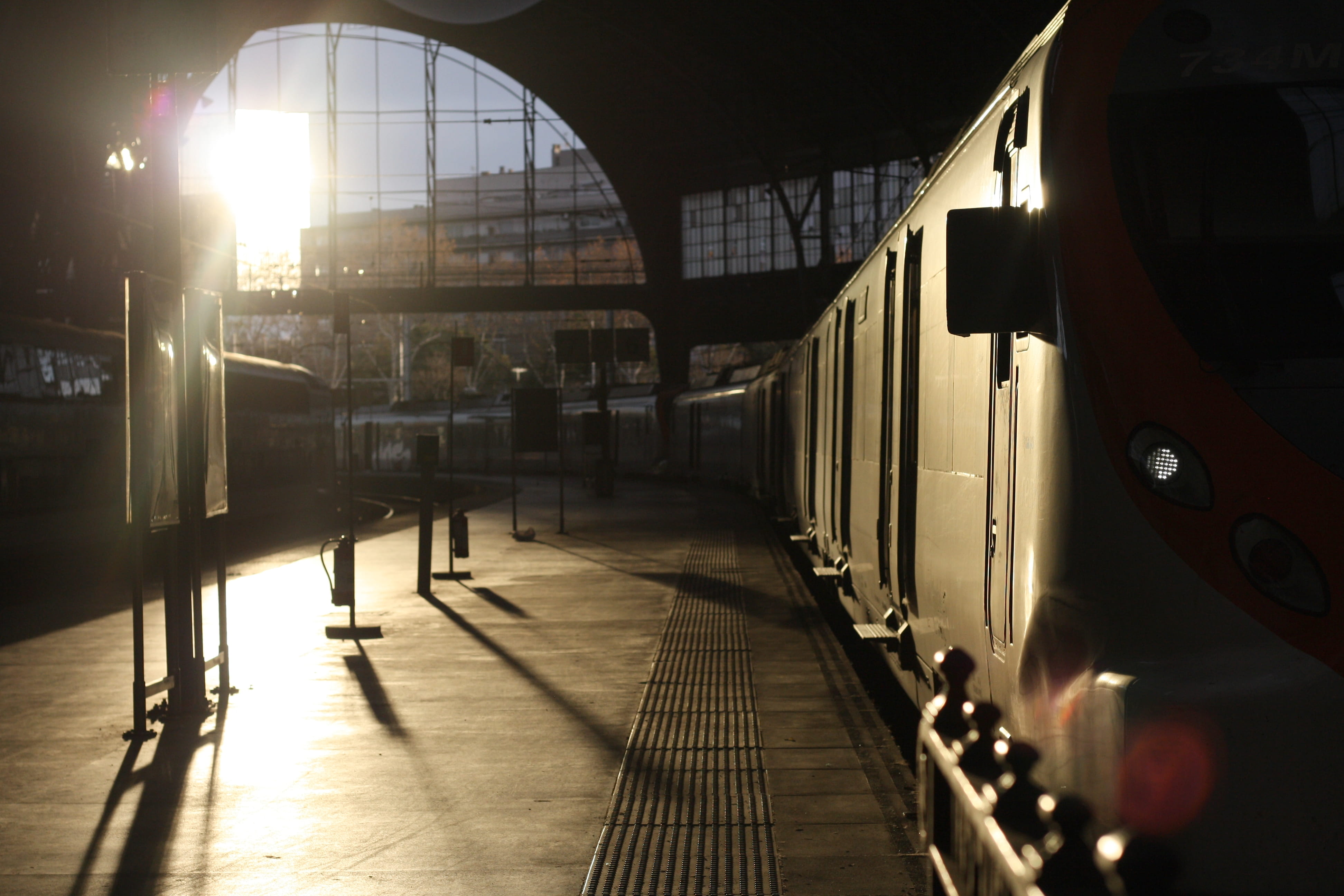 luz, plataforma, spain, lifestyles, outdoors, built structure, urban, building exterior, shadow, architecture, sunlight, andén, shade, rail transportation, HD Wallpaper