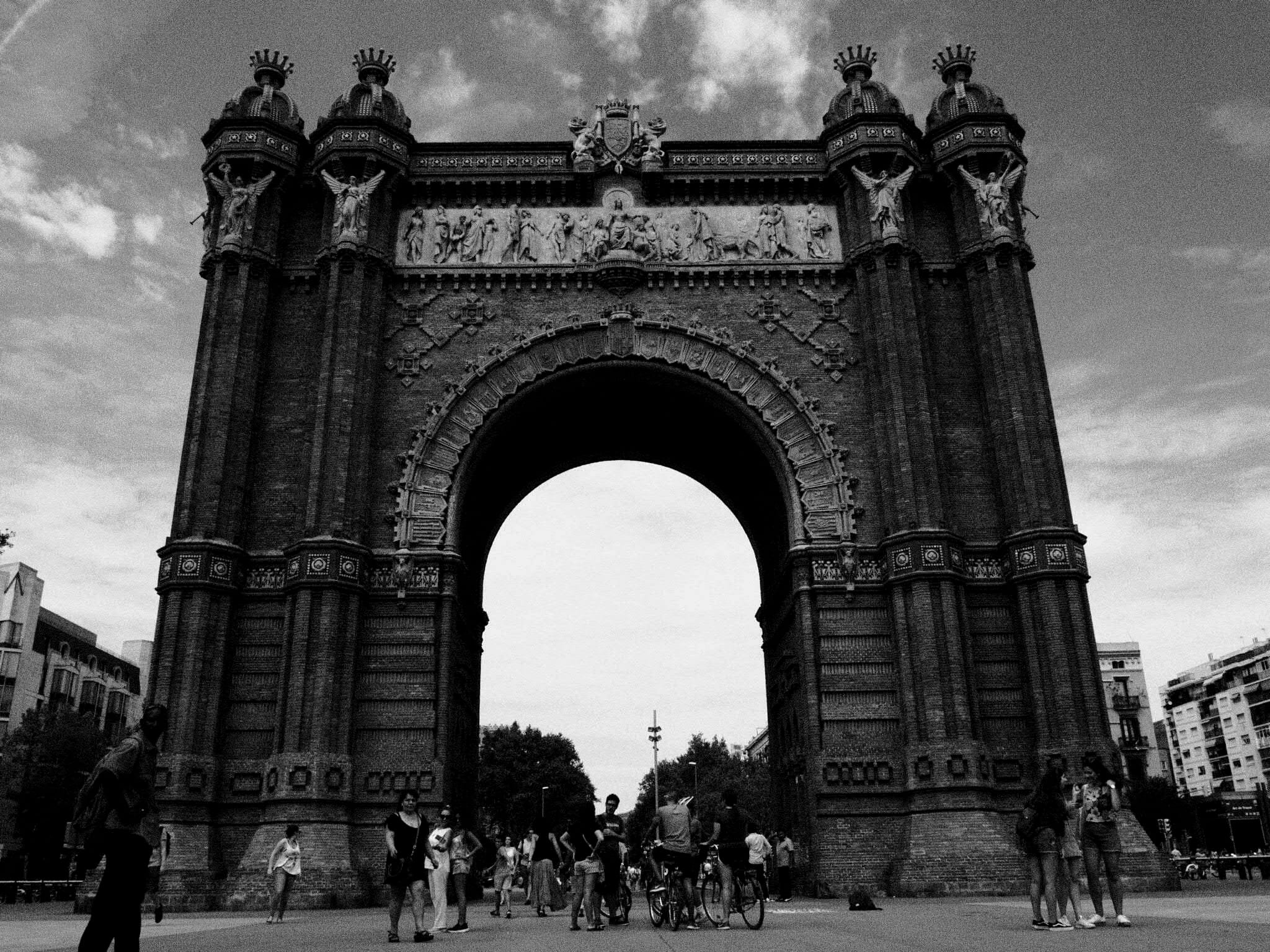 triumphal arch, city, architecture, real people, the past, crowd, tourism, outdoors, travel destinations, history, day, barcelona, building exterior, built structure, HD Wallpaper