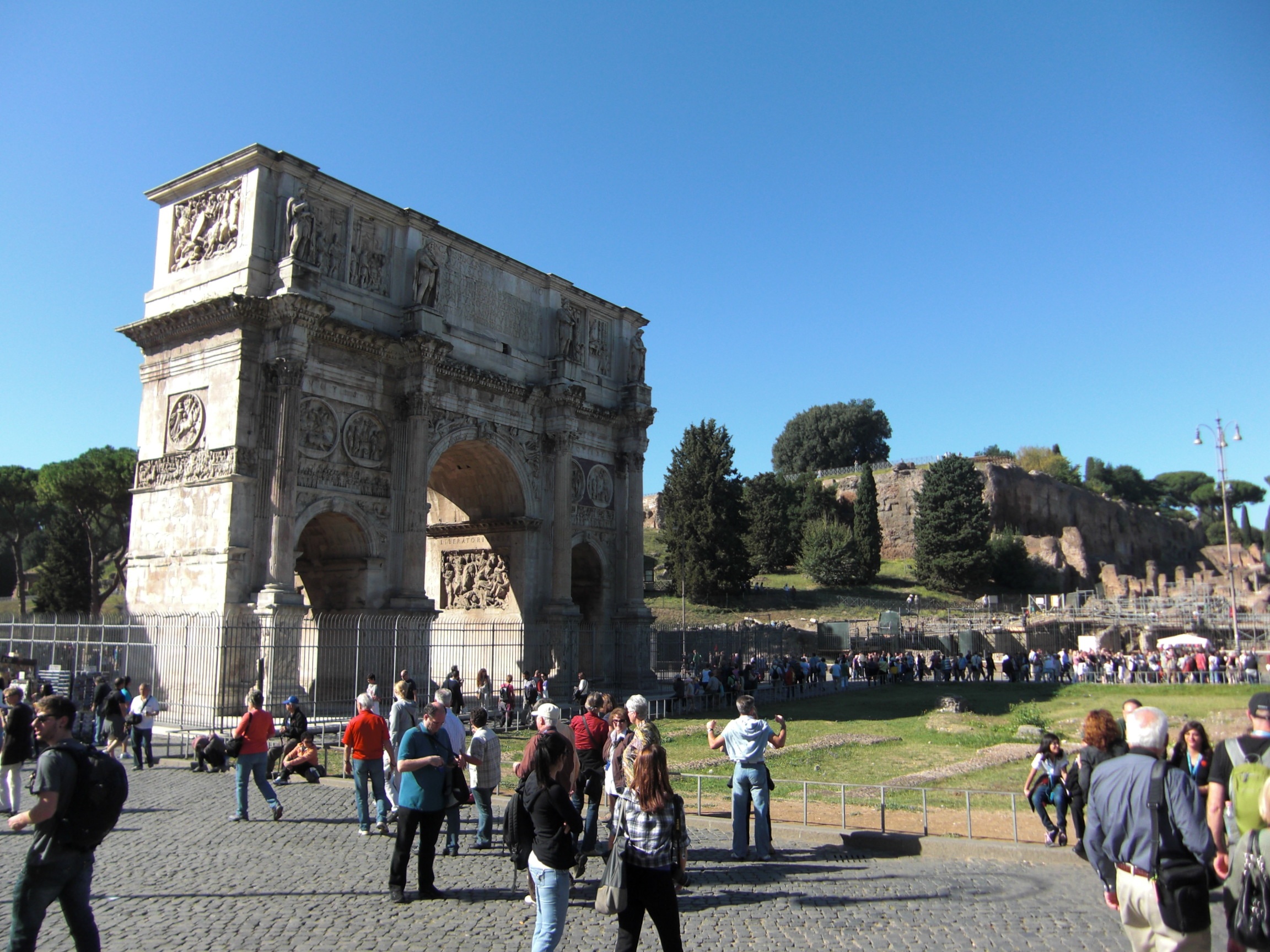 outdoors, 1080P, architecture, clear sky, italy, women, history, day, travel destinations, sky, old, building, travel, large group of people, arc de triomphe, HD Wallpaper
