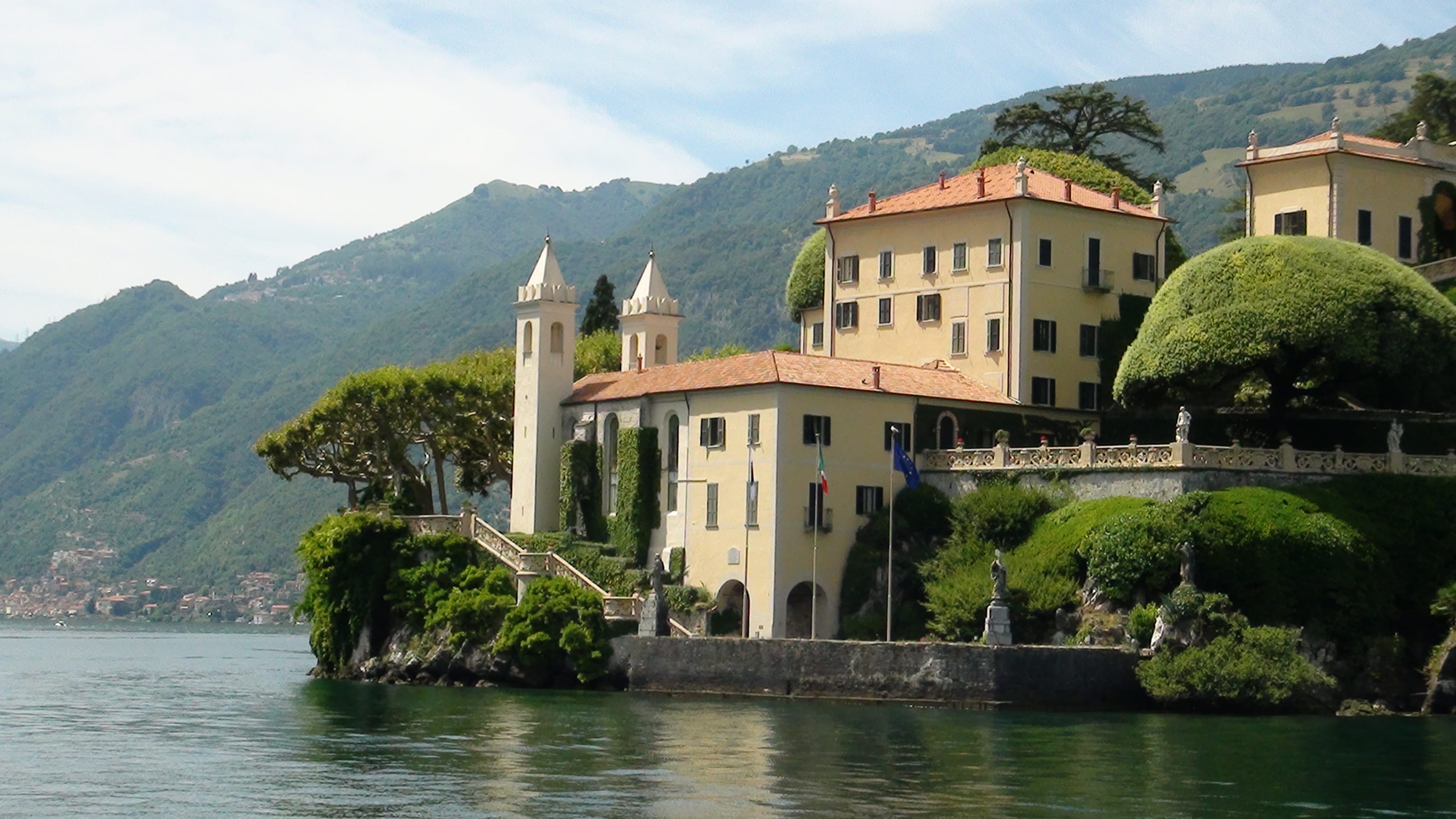 lake, outdoors, 2K, beauty in nature, day, house, plant, tree, italy, nature, waterfront, lago di como, residential district, sky, building exterior, built structure, HD Wallpaper