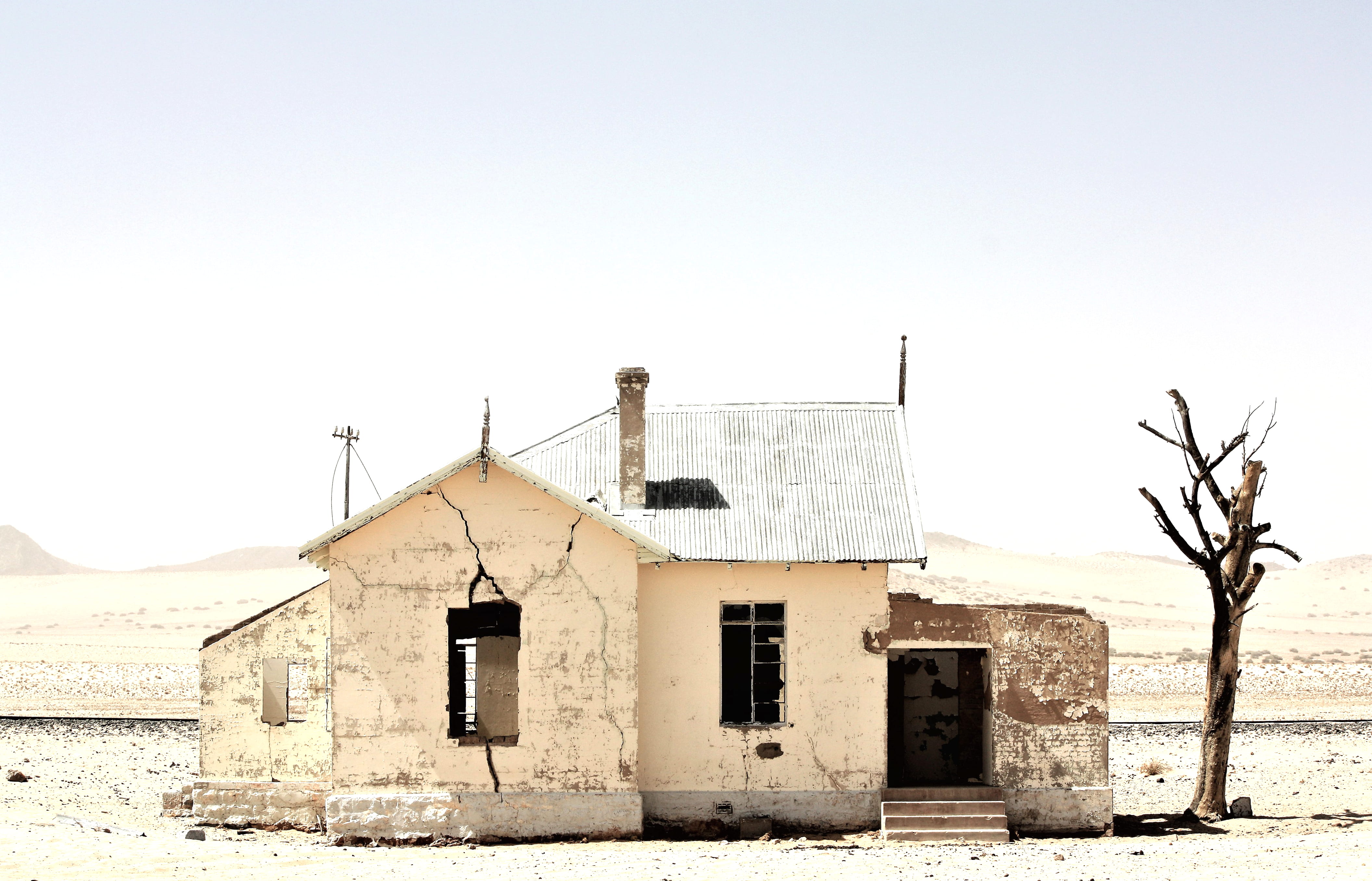built structure, plant, 4K, no people, outdoors, ruin, building exterior, desierto, house, old, luderitz, land, quiet, clear sky, landscape, silent, kolmanskop, HD Wallpaper