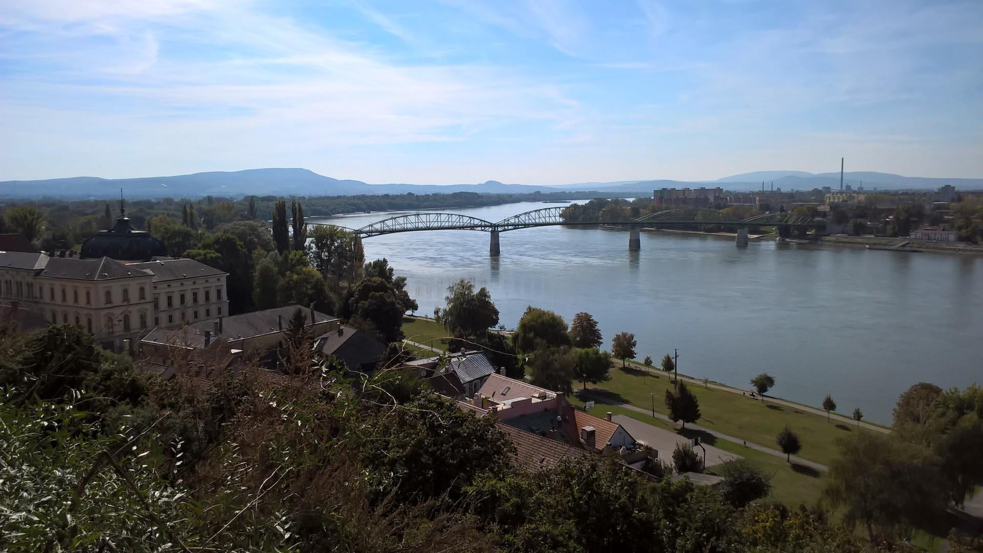 houses, cloud, beauty in nature, bridge, esztergom, architecture, sky, cloud - sky, building exterior, nature, water, high angle view, green bridge, river, HD Wallpaper