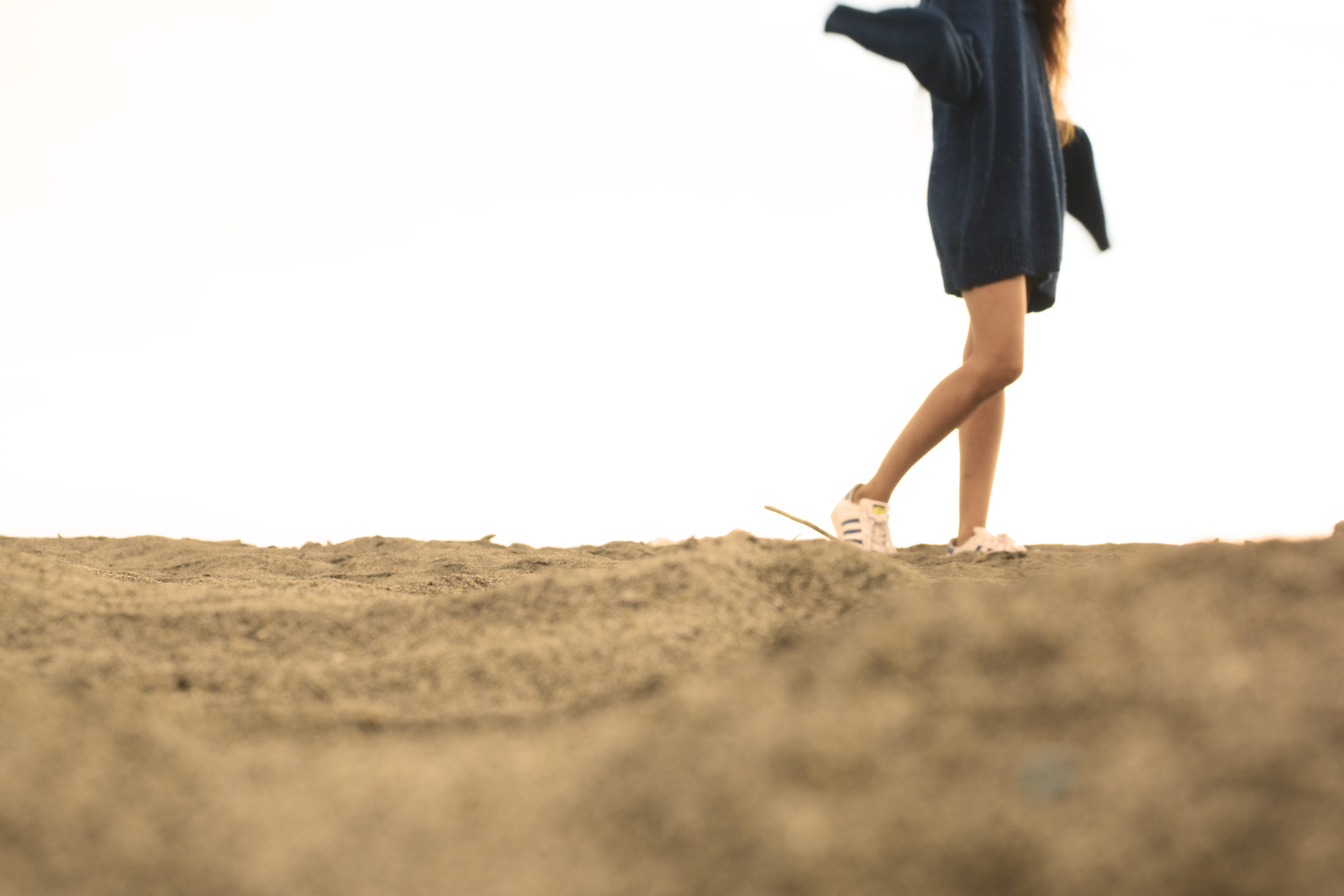 women, standing, walking, human foot, human leg, casual clothing, day, adult, copy space, outdoors, low section, lifestyles, motion, one person, nature, HD Wallpaper