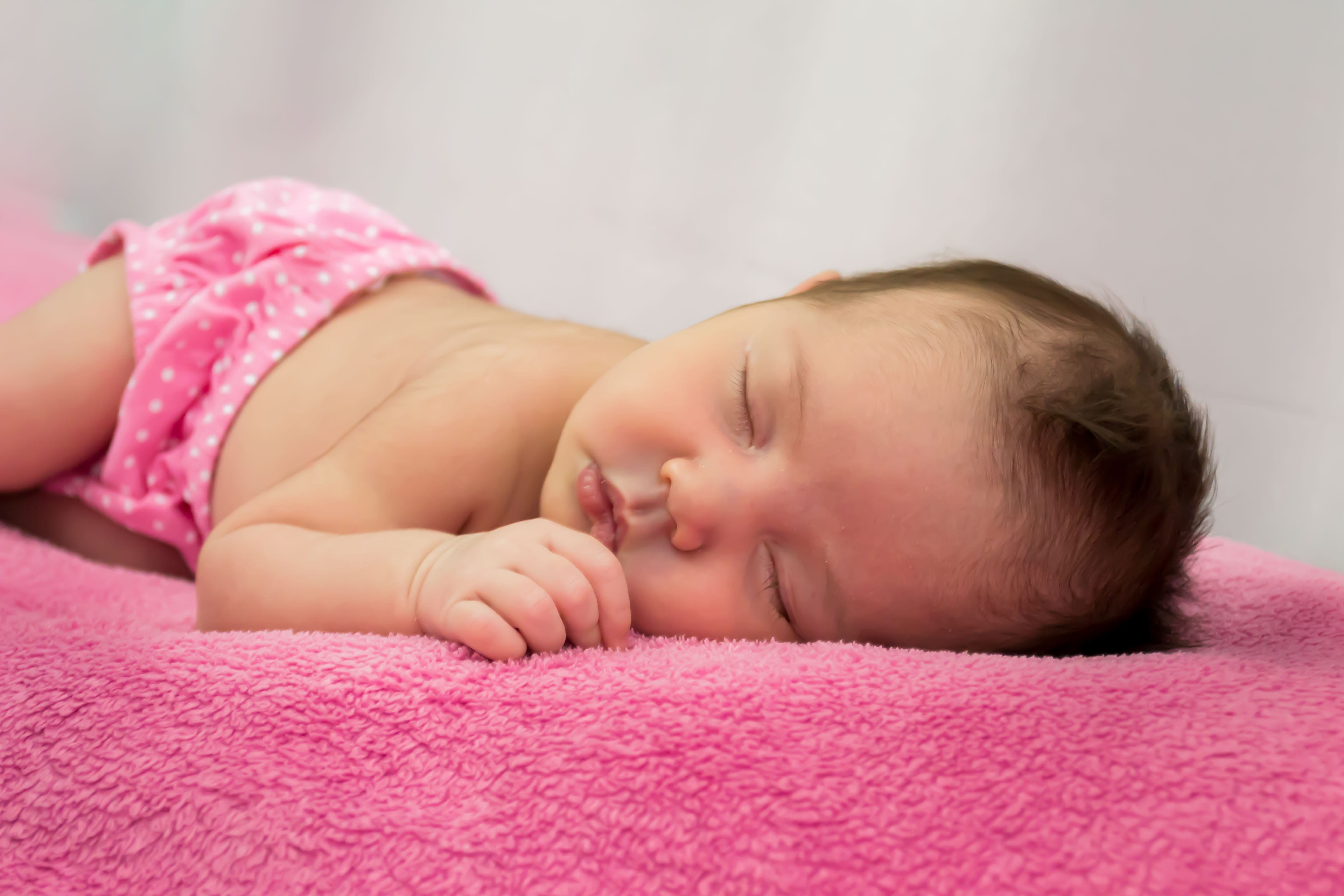bed, recem nascido, dormindo, sleep, sonhando, baby, cute, luna, peace, furniture, dreams, young, hand, babyhood, eyes, portrait, lying down, menina, real people, HD Wallpaper