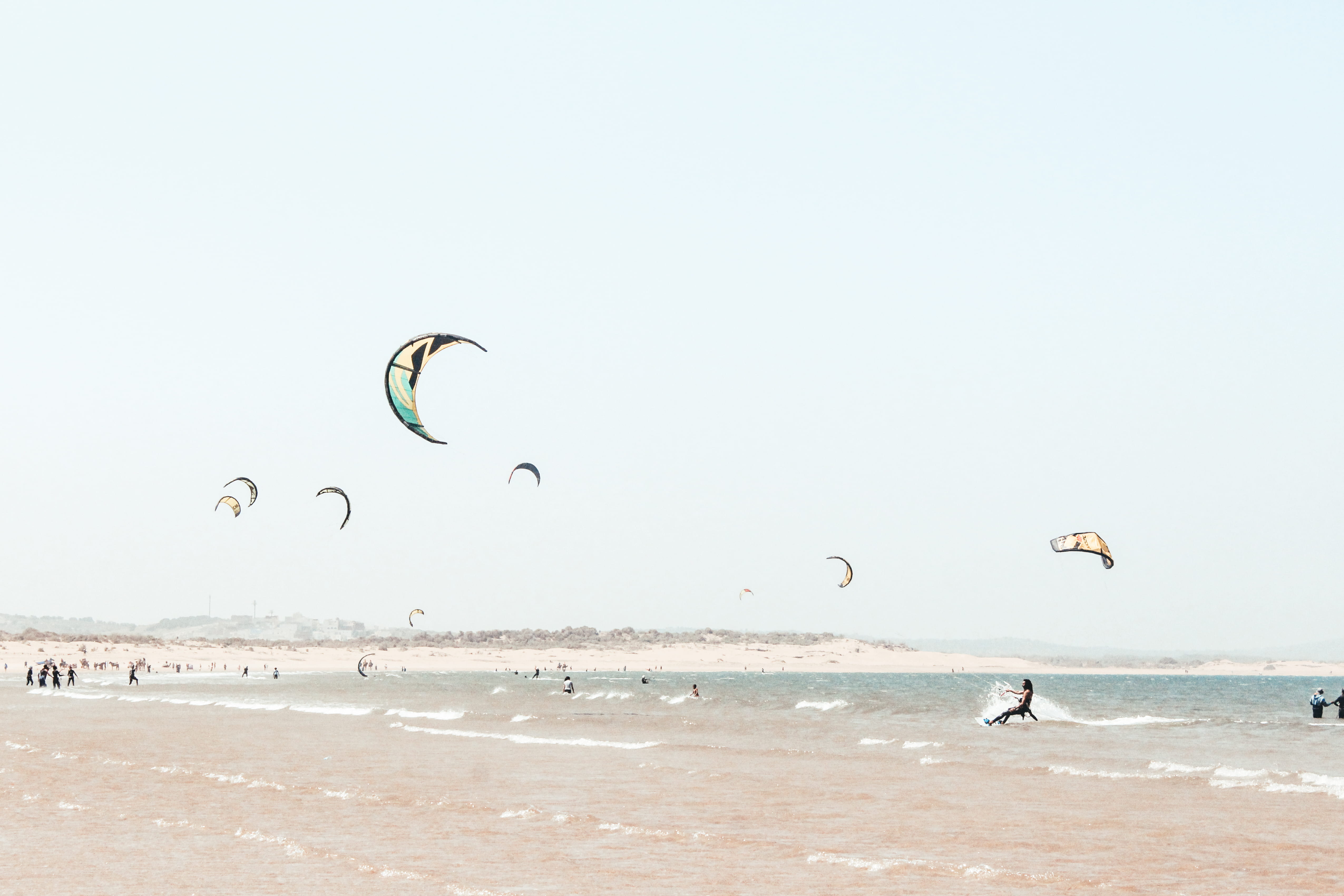adventure, sky, nature, friend, ocean, daytime, horizon over water, water, ola, paragliding, glider, essaouira, onda, land, flying, sand, horizon, leisure activity, HD Wallpaper