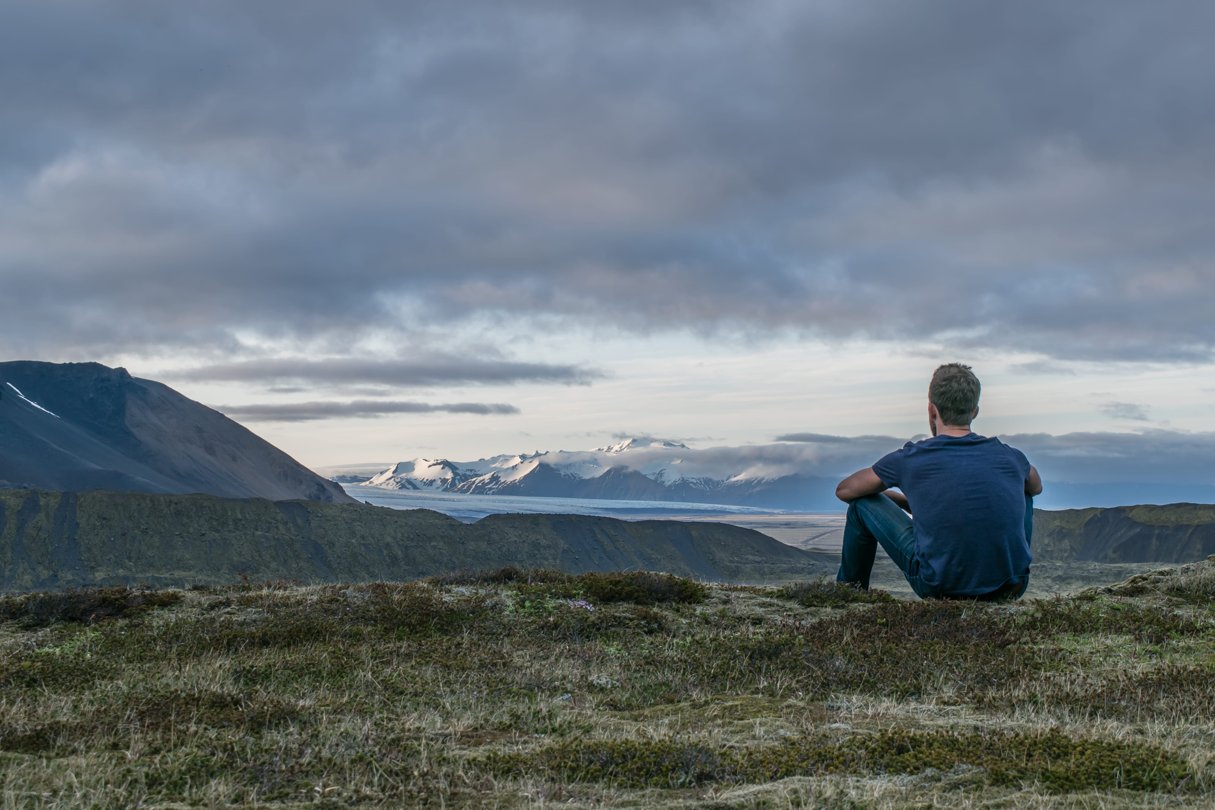 mountains, two People, 4K, image Type, mountain range, top, blue denim, beauty in nature, denim pants, natural Phenomenon, tranquility, warm clothing, HD Wallpaper