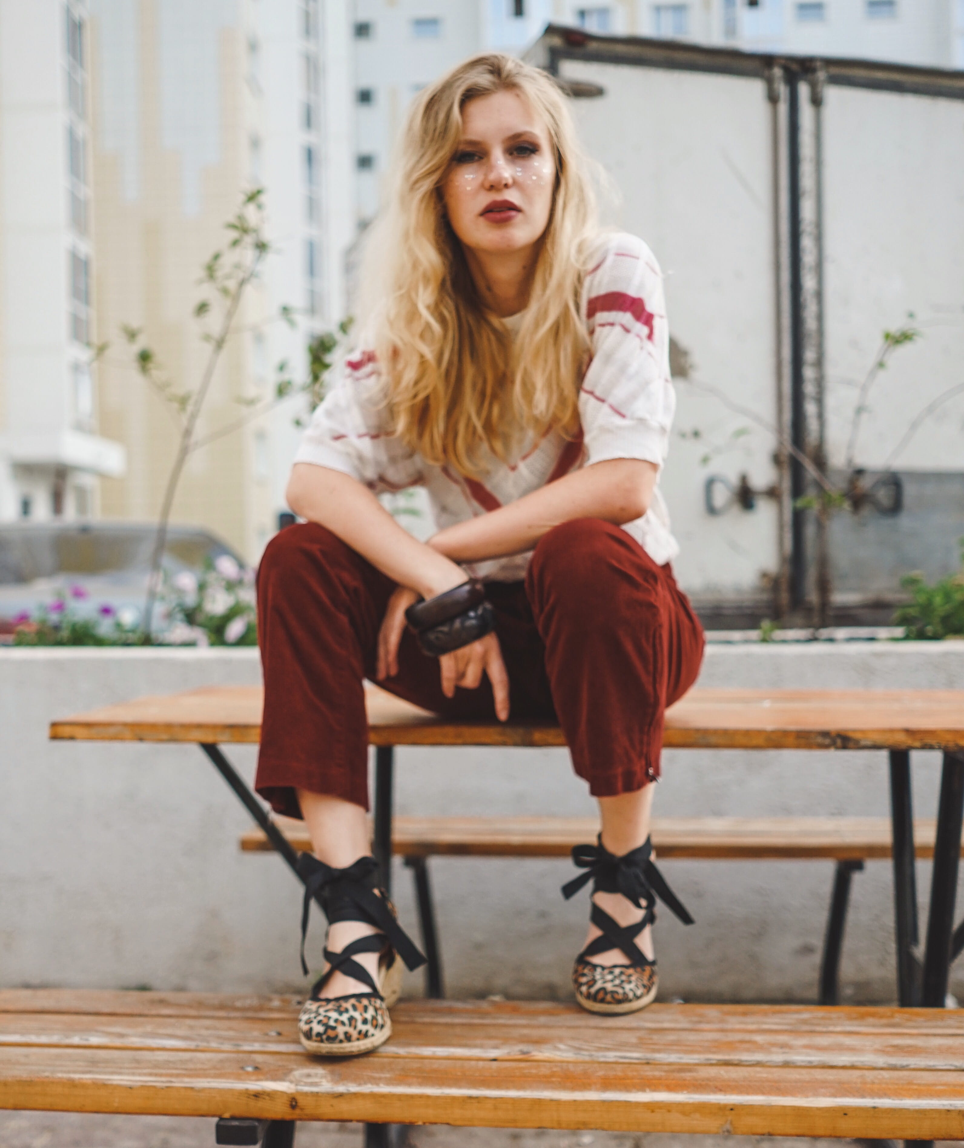 seat, hairstyle, woman, real people, child, bench, blond hair, caucasian, young women, human, person, leisure activity, wood, portrait, front view, blonde, Phone HD Wallpaper