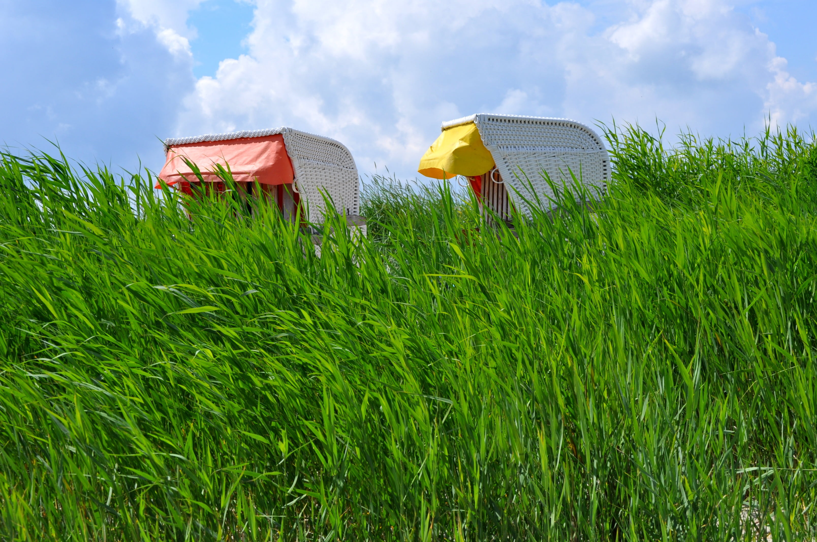 nature, grasses, summer, building, green color, scenics - nature, tranquility, holiday, 2K, beach chair, sky, building exterior, north sea, landscape, HD Wallpaper