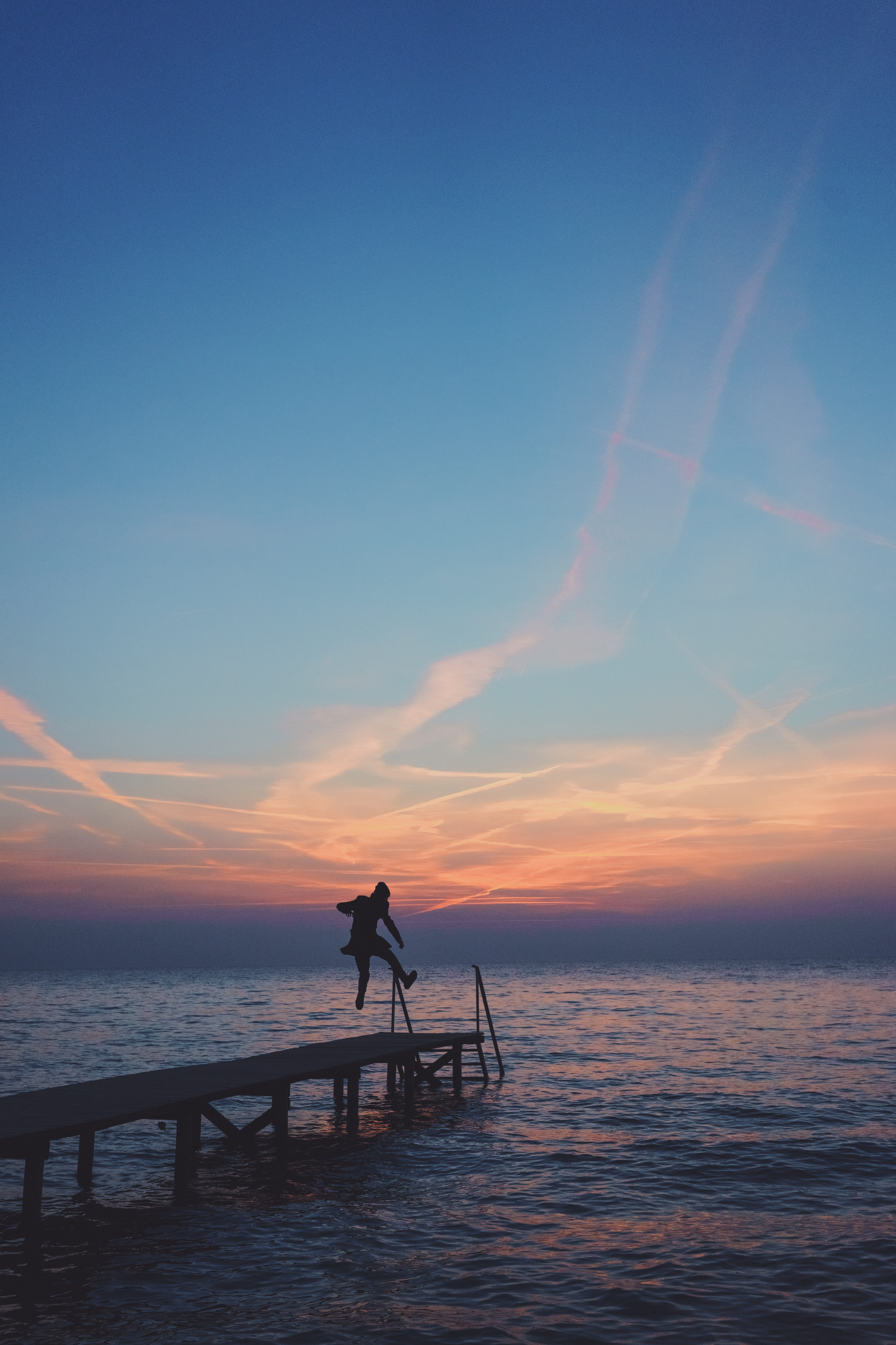 real people, non-urban scene, outdoors, men, nature, sea, lago di garda, silhouette, water, tranquil scene, people, idyllic, sunset, orange color, horizon over water, Phone HD Wallpaper