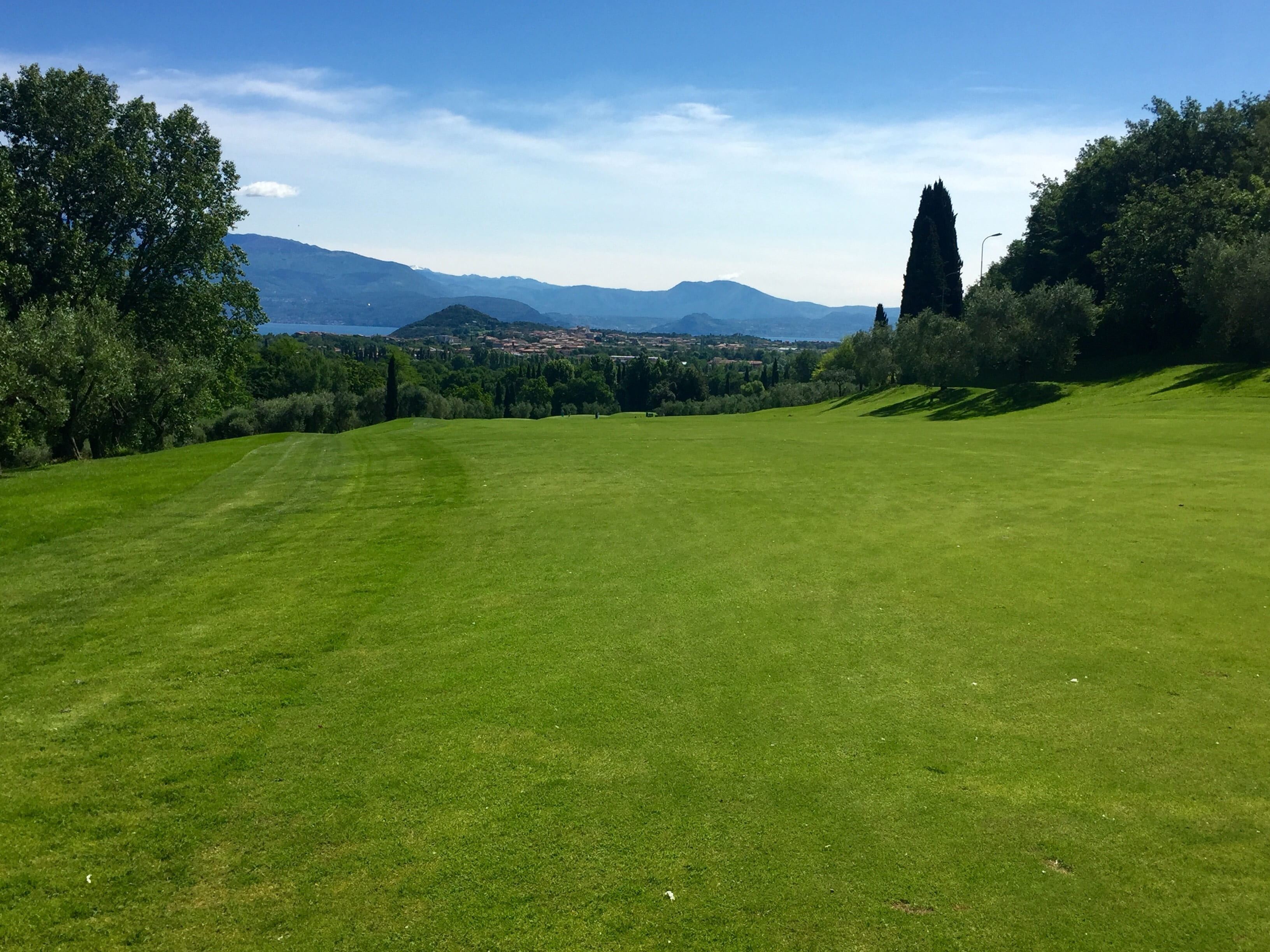 golf course, summer, tranquil scene, mountains, mountain, field, 2K, nature, beauty in nature, green, scenics - nature, golf, view, tree, green - golf course, HD Wallpaper