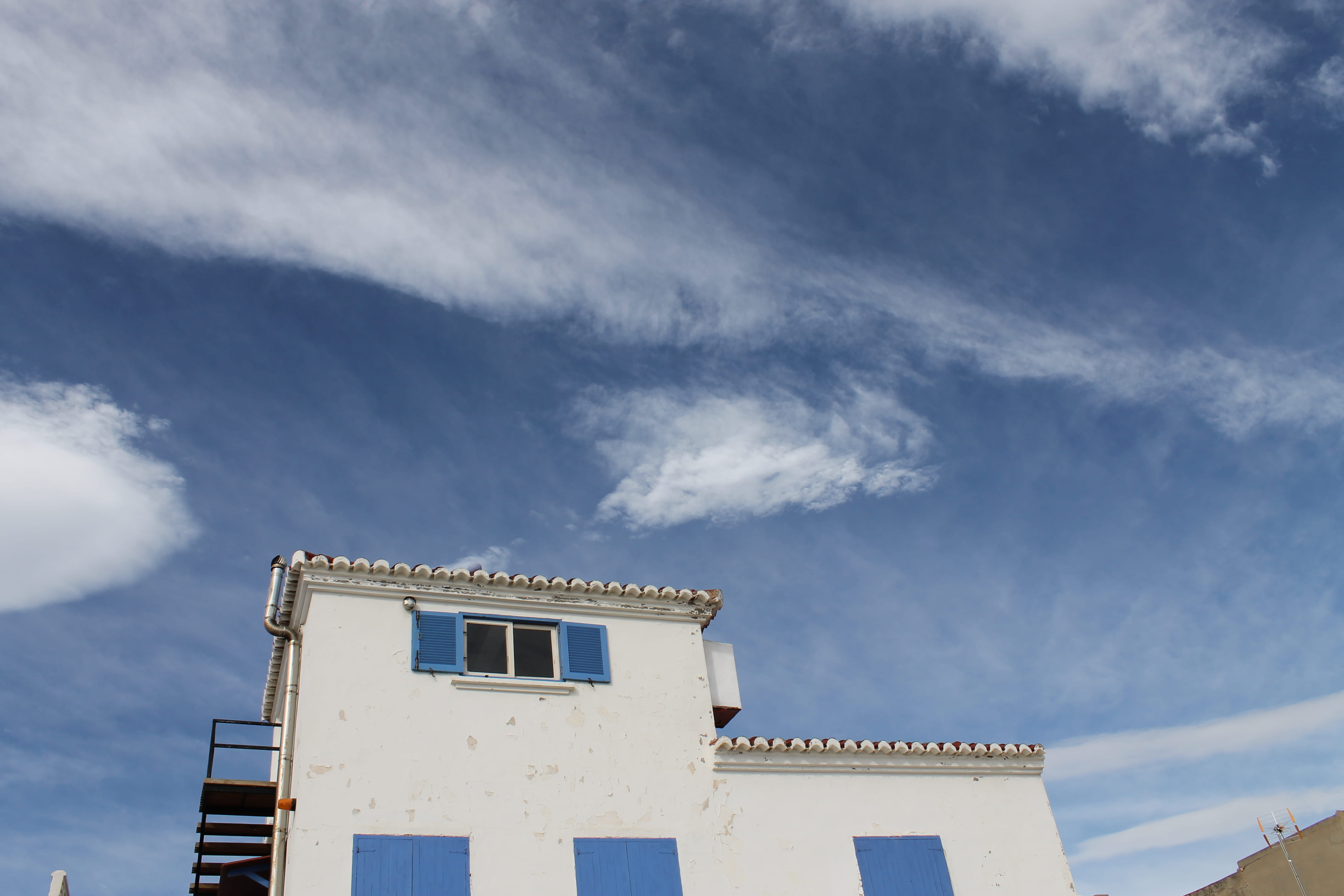 city, nature, low angle view, cielo, 4K, architecture, verano, azul, outdoors, blue, nubes, cloud - sky, house, window, residential district, no people, HD Wallpaper
