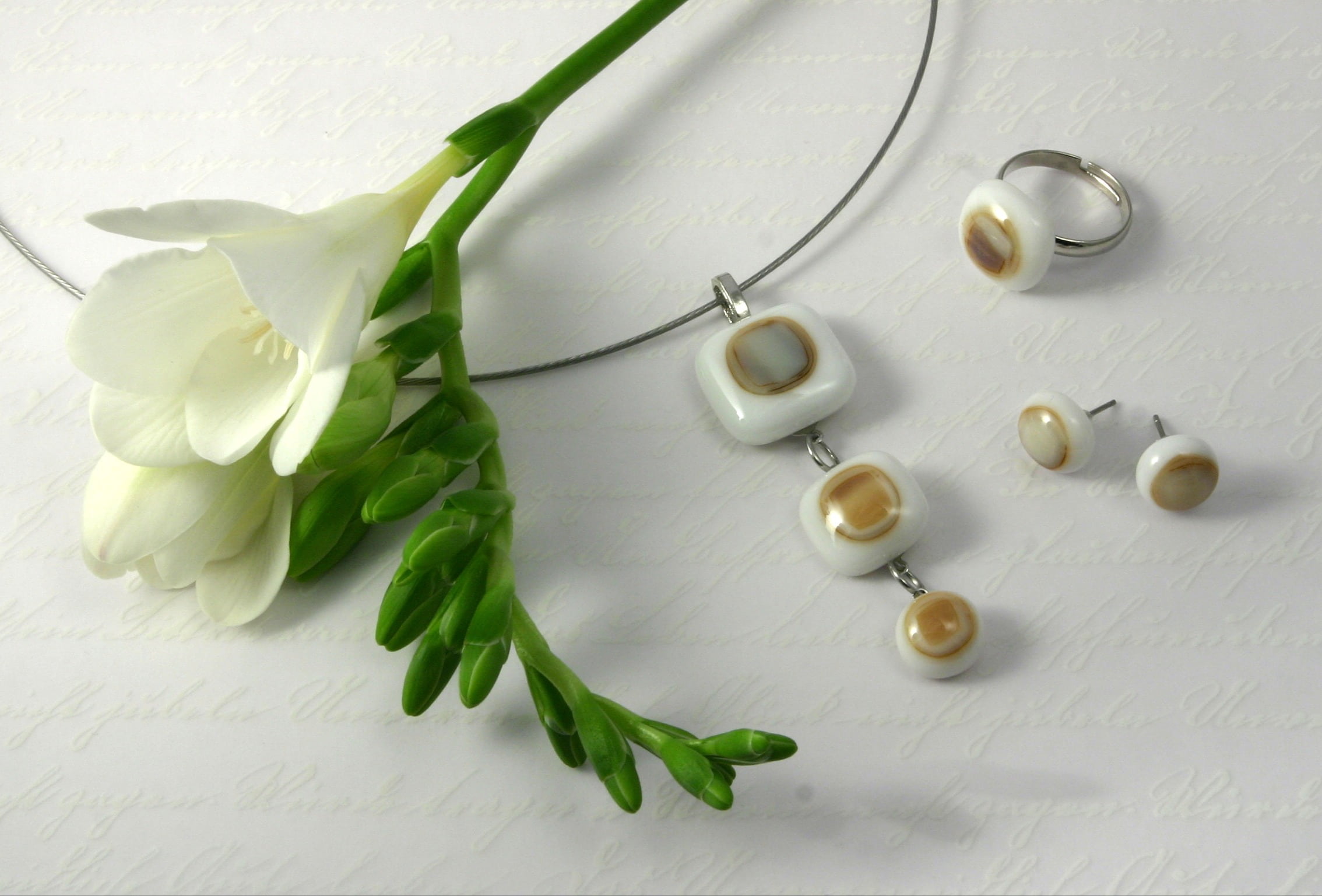 white, pendant, leaf, jewelry, green, no people, plant, earring, wellbeing, flowering plant, ring, studio shot, food and drink, 1080P, kitchen utensil, HD Wallpaper