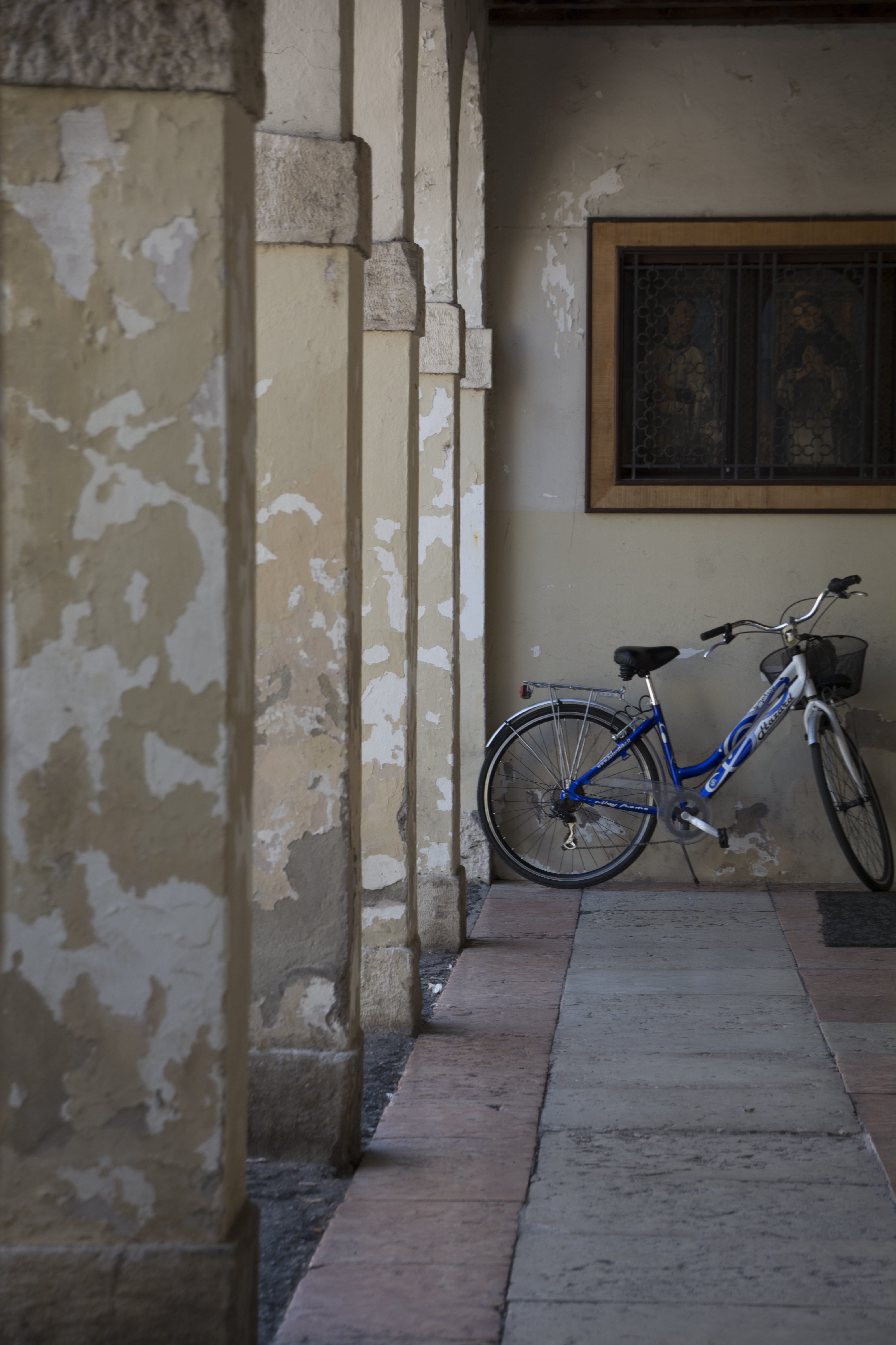 bike, transportation, abandoned, land vehicle, travel, architecture, old, lake garda, bardolino, house, mode of transportation, window, built structure, Phone HD Wallpaper