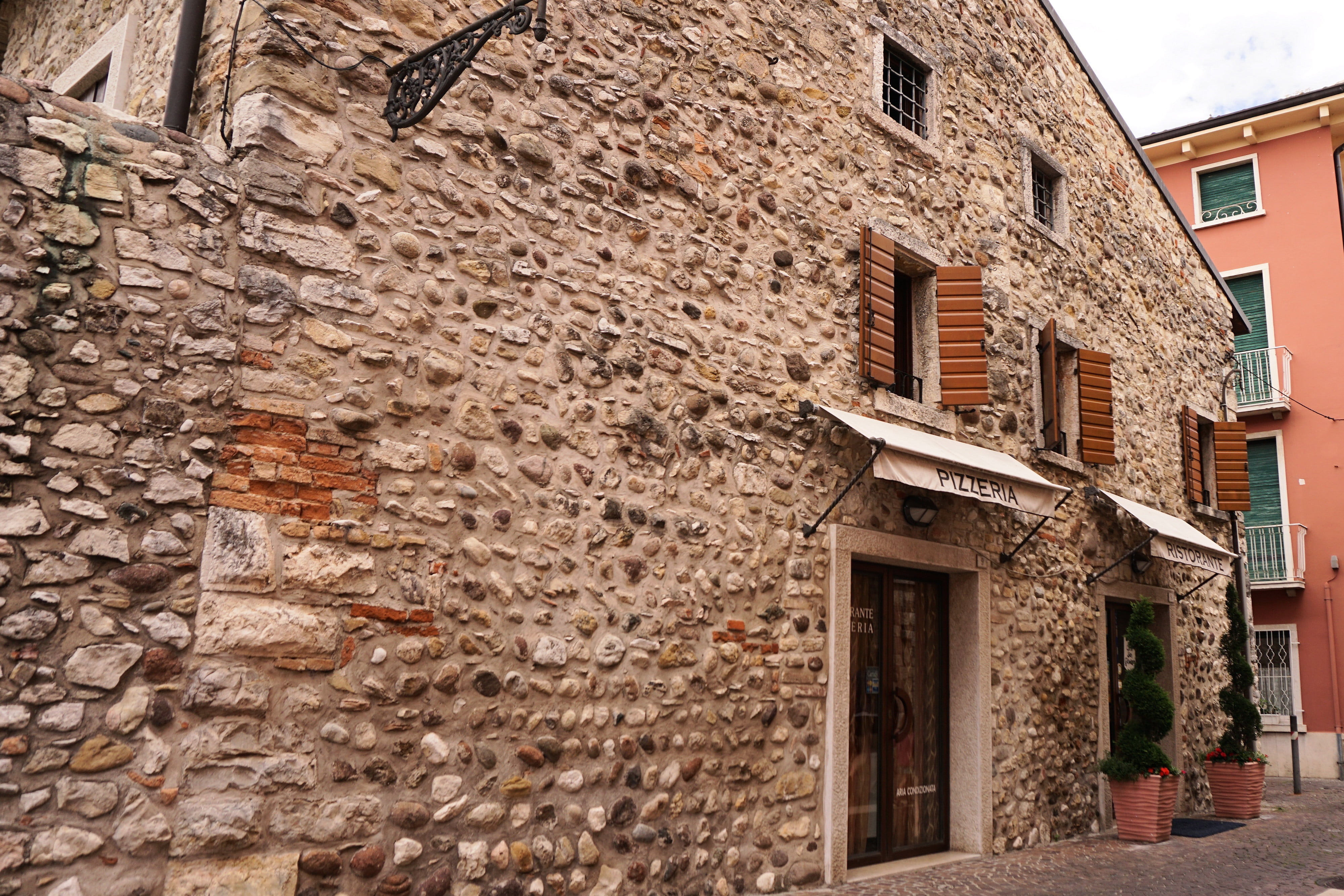 old, door, town, pizzeria, history, brick wall, roof tile, gastronomy, no people, facade, restaurant, residential district, mediterranean, house, bardolino, HD Wallpaper