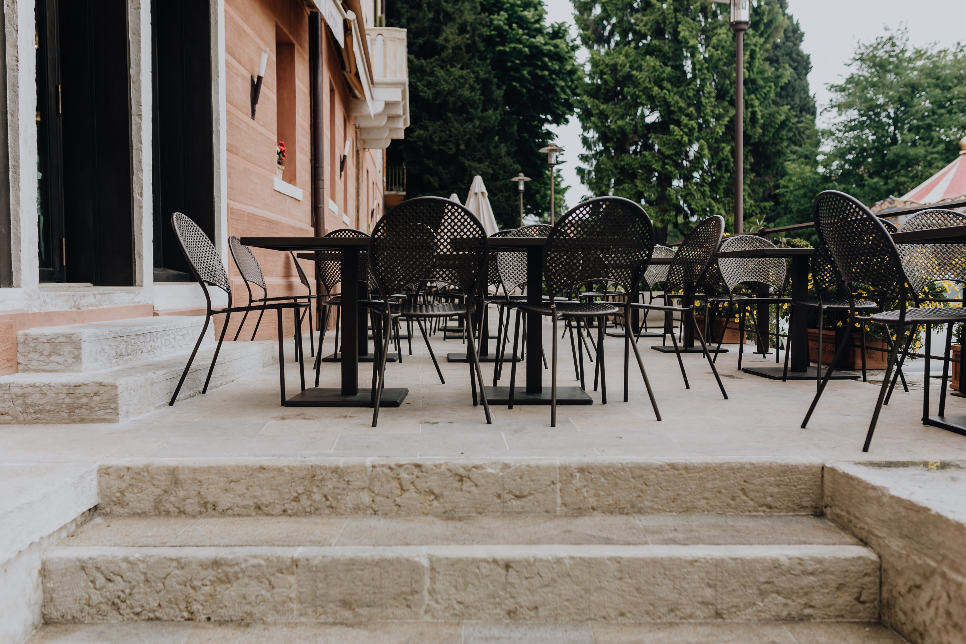 architecture, chair, cafe, nature, built structure, house, tree, arrangement, outdoors, table, no people, wood - material, building, Italy, may, castelfranco, HD Wallpaper