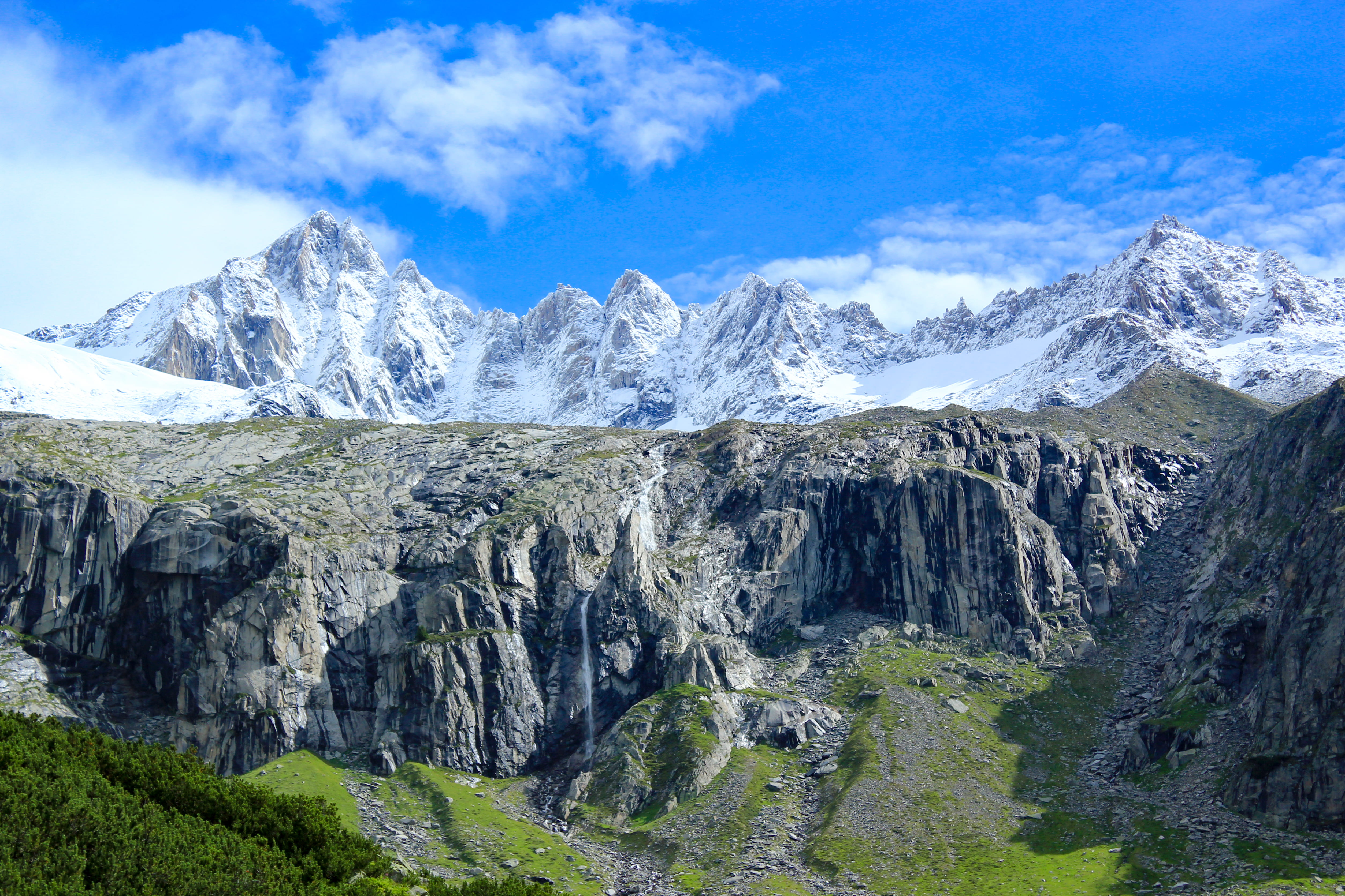 mountain range, tree, sunny, solid, mountain peak, 4K, outdoors, rocks, austria, scenic, tranquil, green, alps, tranquil scene, summer, non-urban scene, HD Wallpaper