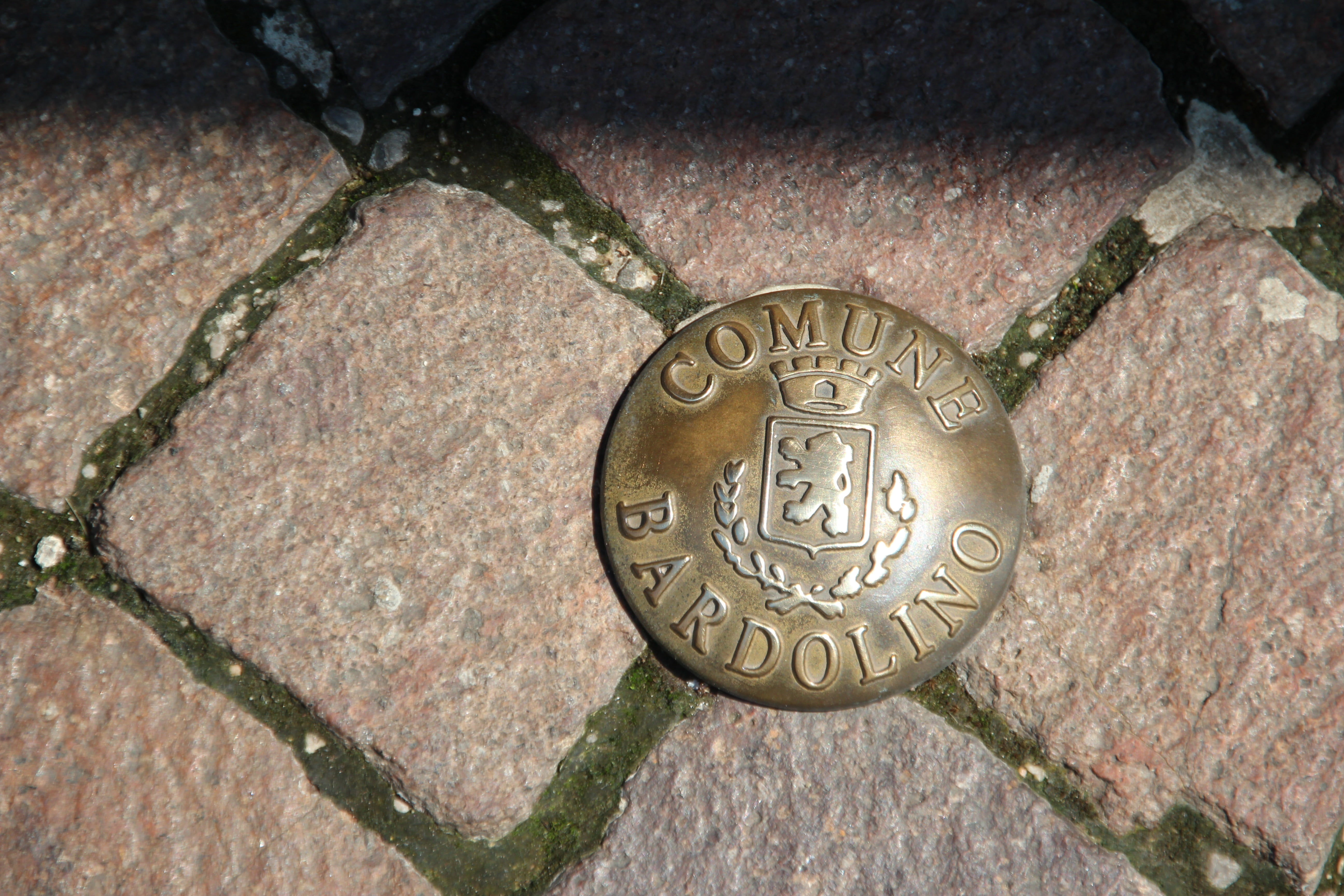 shape, text, carving - craft product, paving stone, finance, close-up, art and craft, full frame, representation, circle, communication, comune bardolino, HD Wallpaper