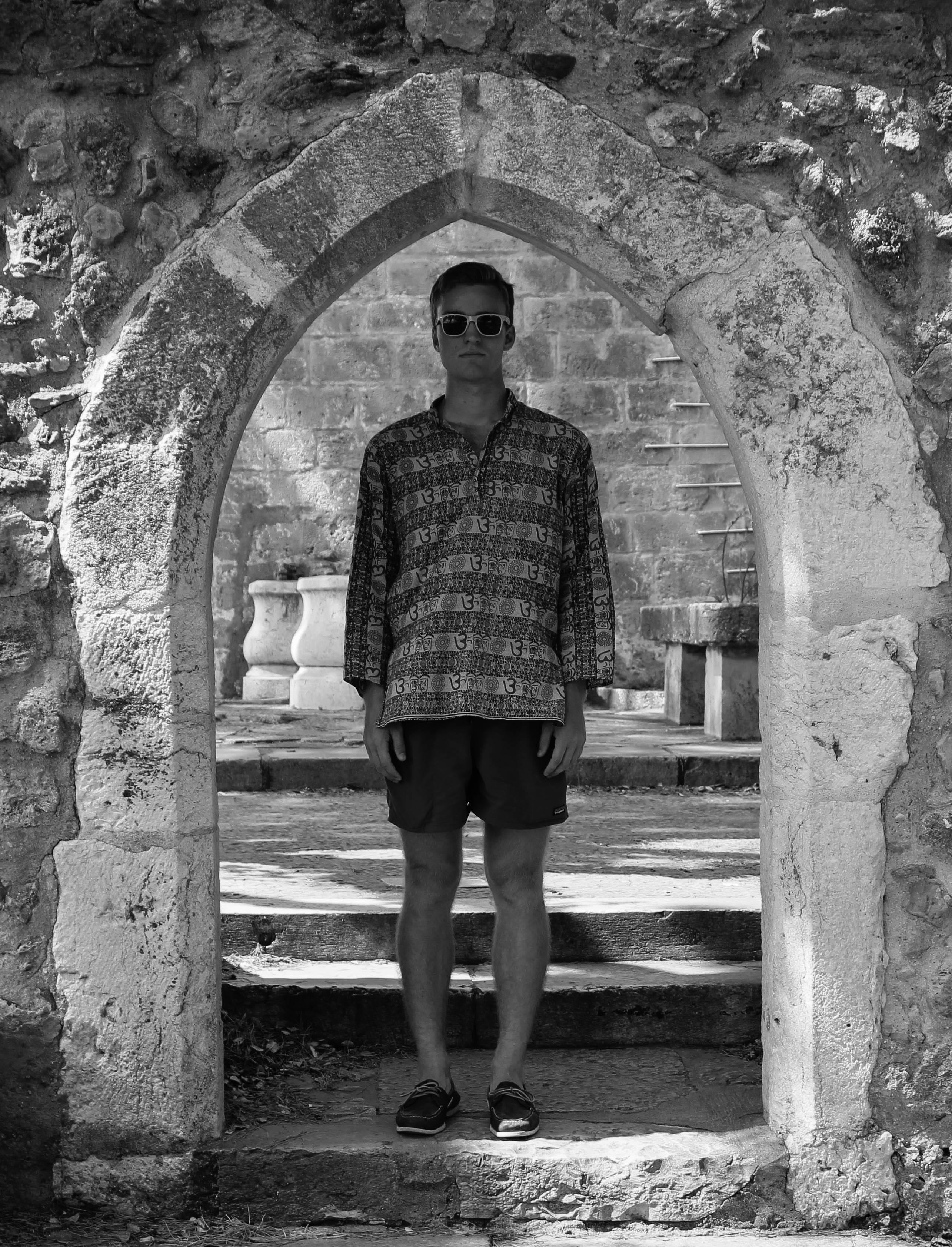 arch, built structure, 2K, portugal, young adult, lisboa, outdoors, leisure activity, one person, teenager, building, building exterior, castelo de s. jorge, Phone HD Wallpaper