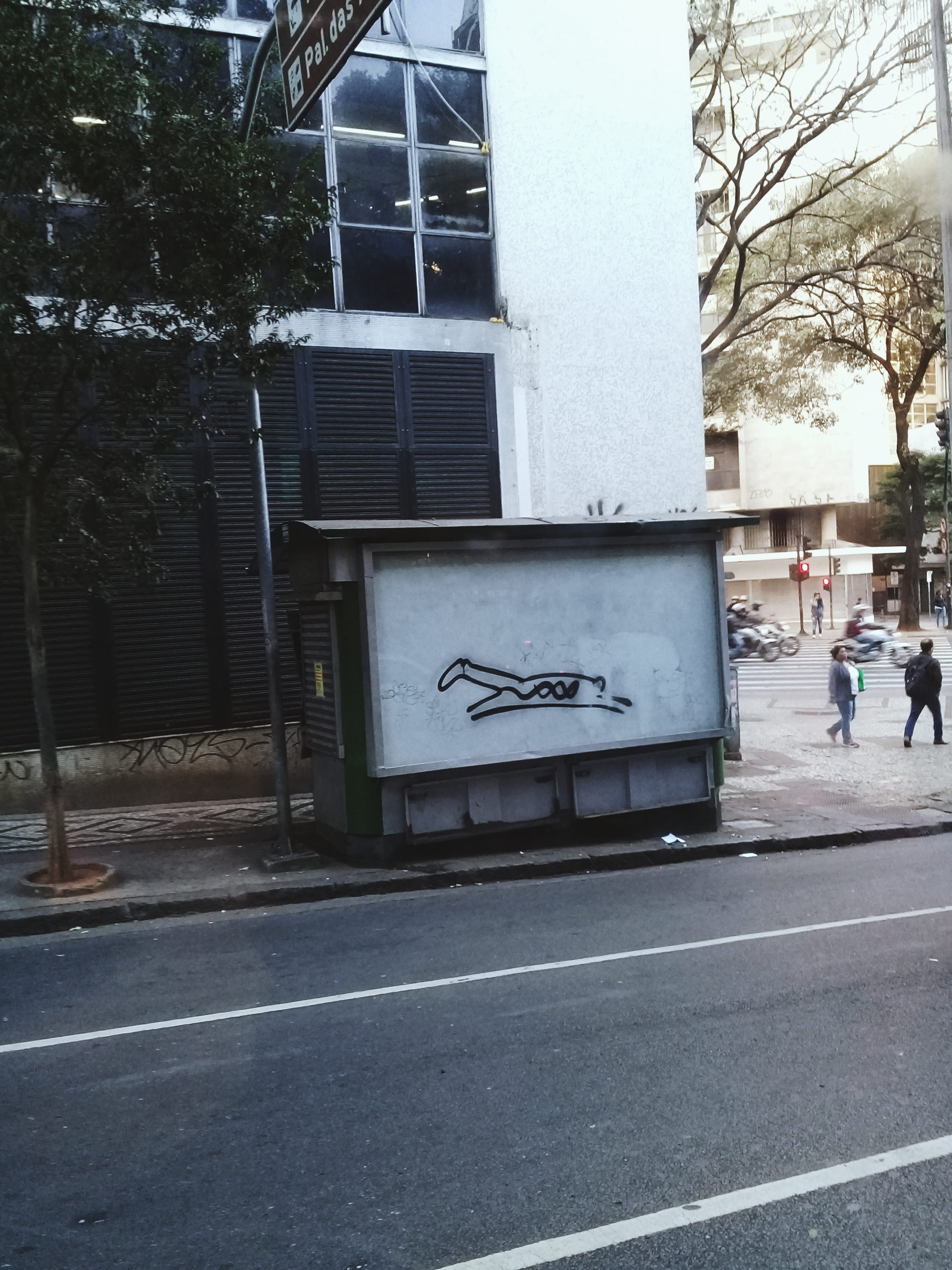 belo horizonte, building exterior, brazil, city, footpath, tree, draw, sidewalk, outdoors, day, street, incidental people, graffiti, rua dos tamôios, road, Phone HD Wallpaper