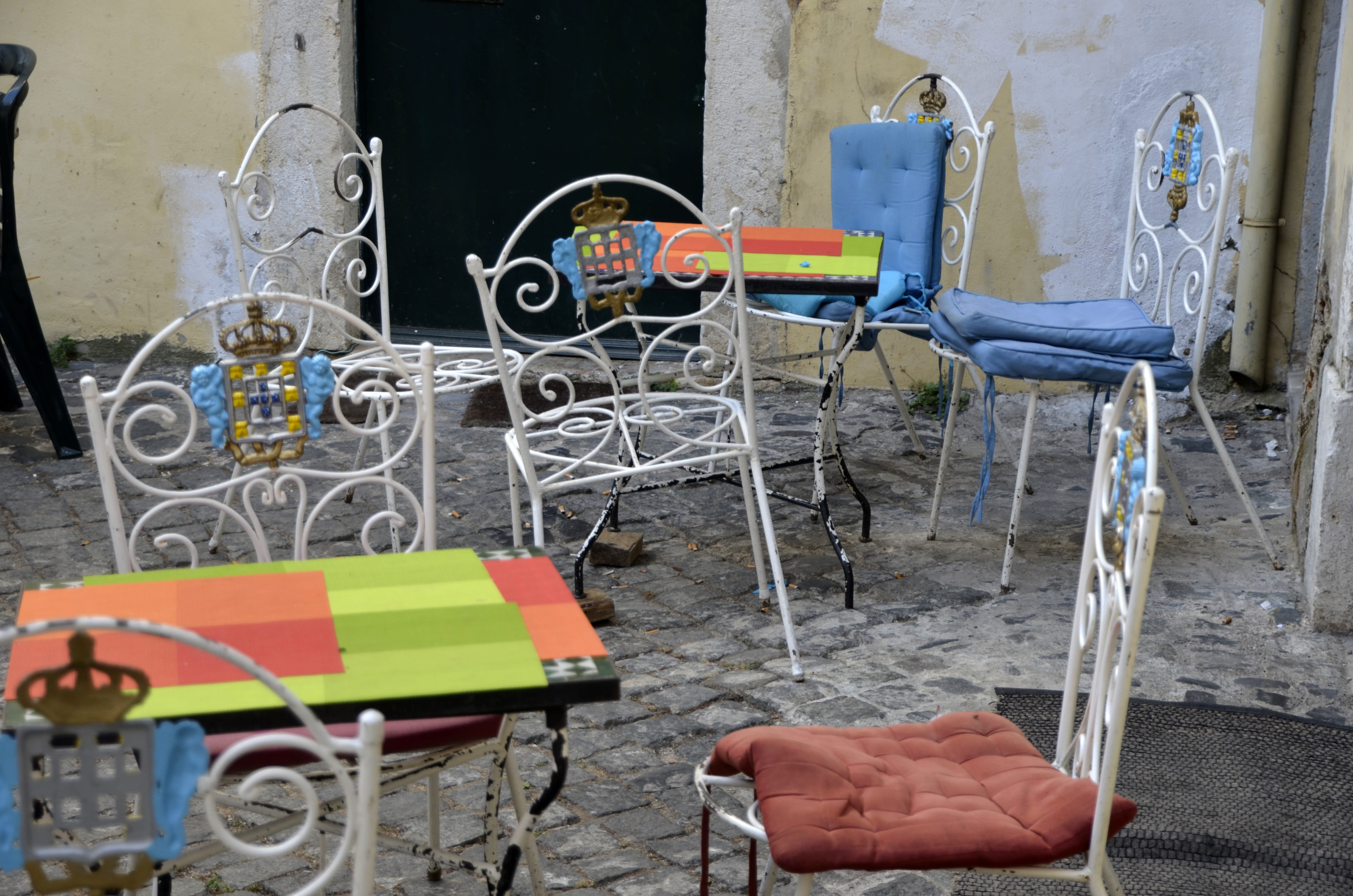 day, cafe, no people, seats, outdoors, seat, lisboa, wheel, empty, metal, building, table, bicycle, equipment, messy, seating arrangement, wall - building feature, HD Wallpaper