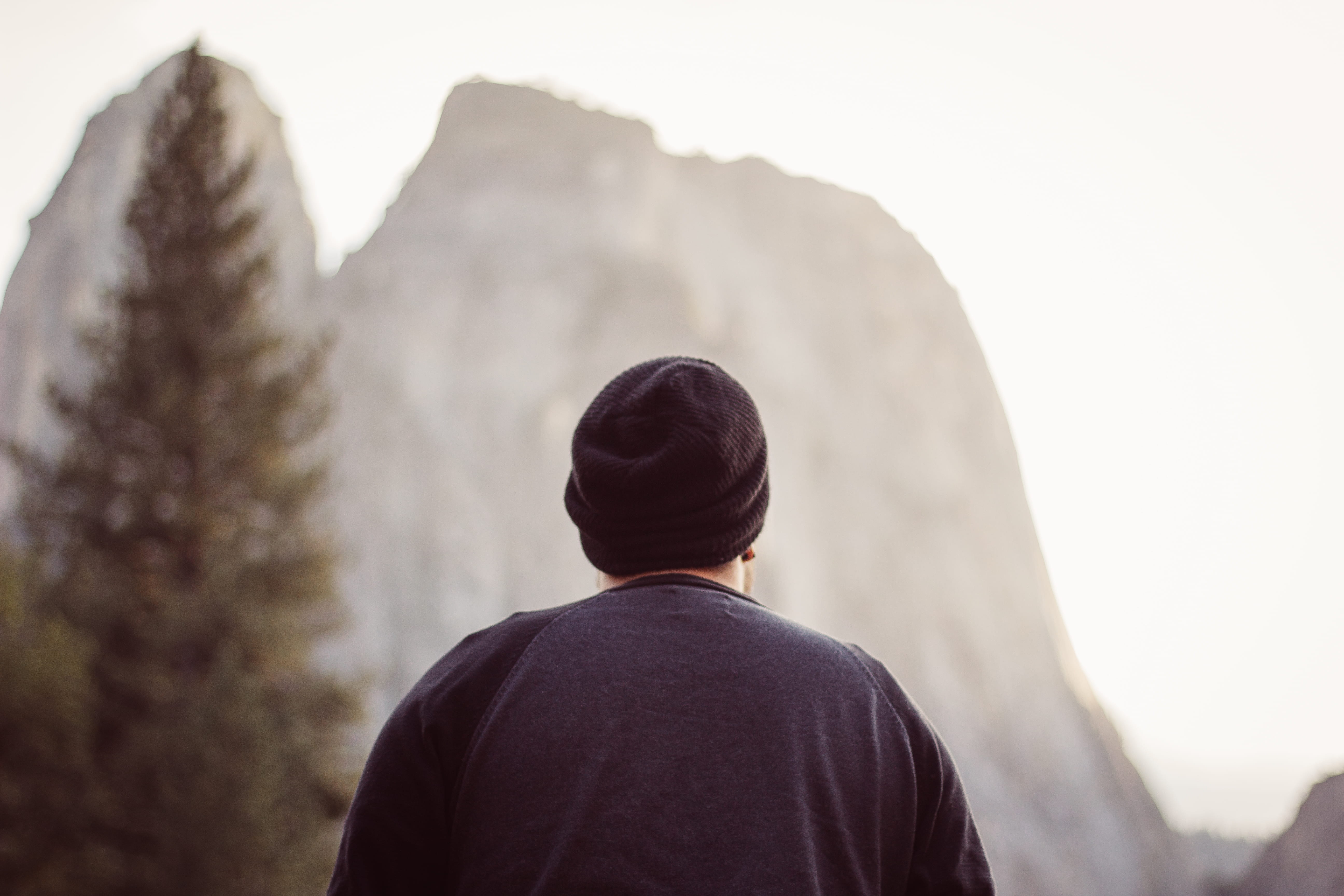 clothing, focus on foreground, mountain, men, leisure activity, man, back, hat, beanie, holiday, facing, focus, daytime, outdoors, rear view, selective, HD Wallpaper