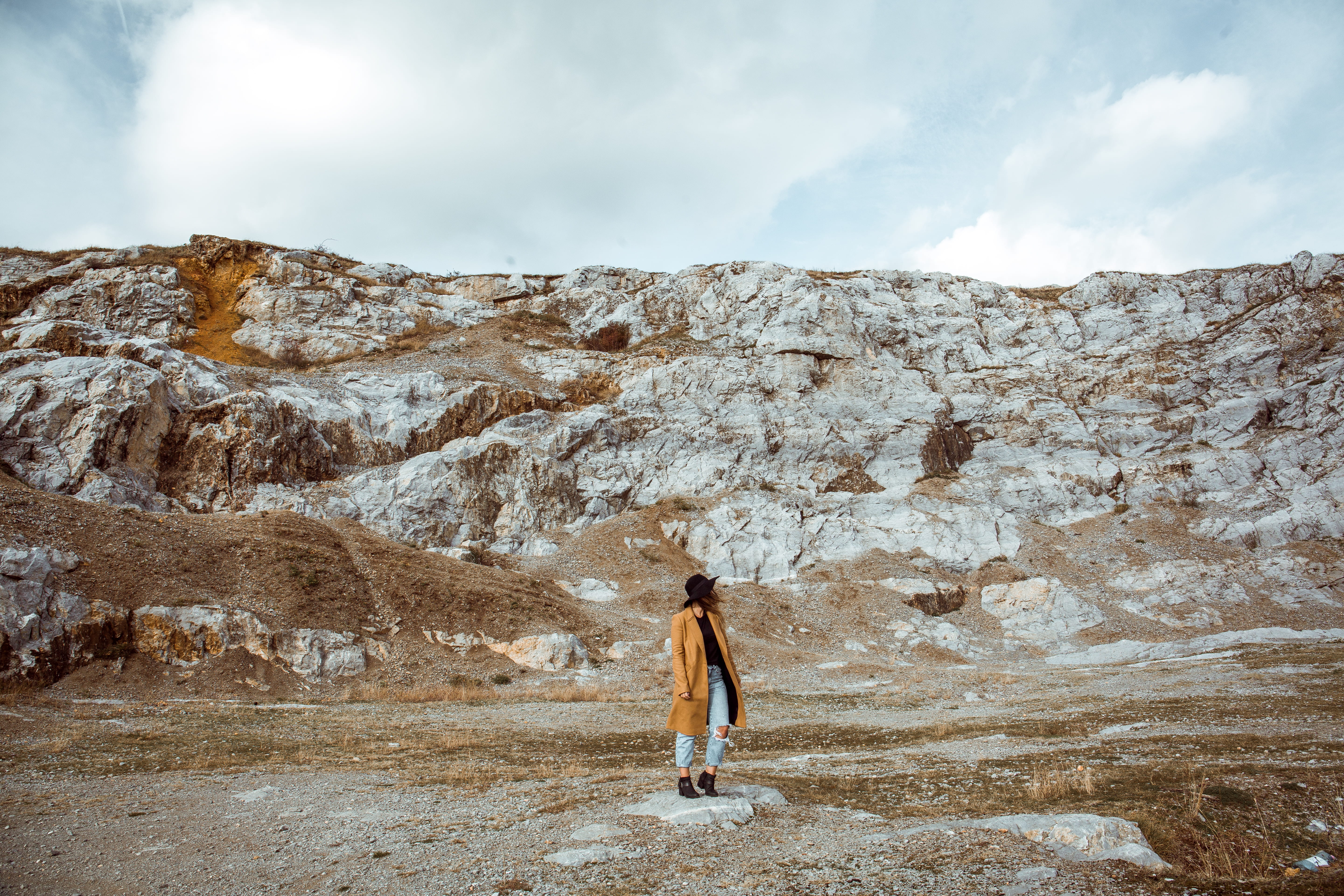 beauty in nature, adult, real people, cloudy, standing, nature, 5K, mountain, near, cliff, one person, floor, scenics - nature, leisure activity, female, HD Wallpaper