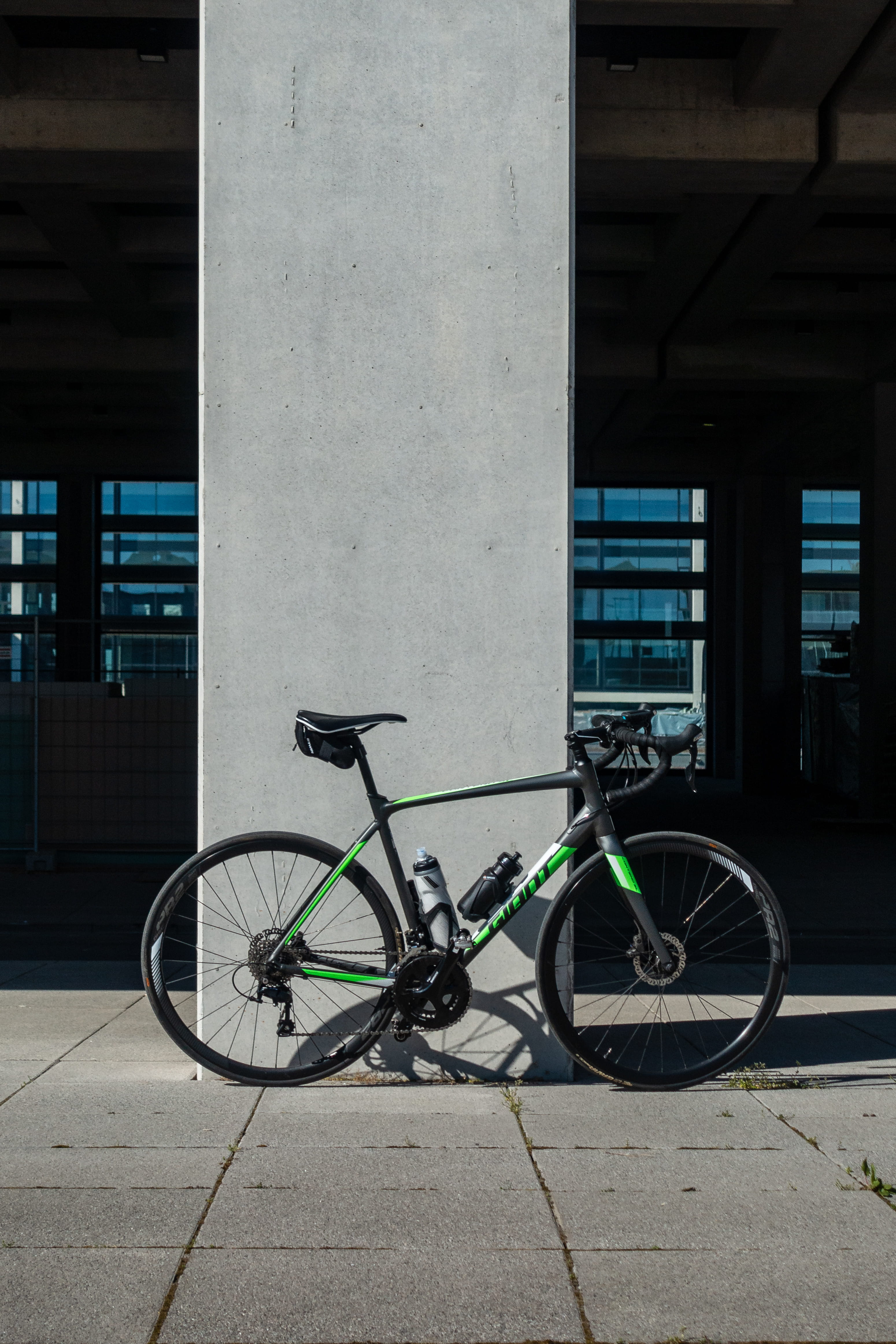 sunlight, cyclist, bicycle rack, flooring, sports, floor, onngray, bike, land vehicle, city, parking, mode of transportation, built structure, concrete, Phone HD Wallpaper