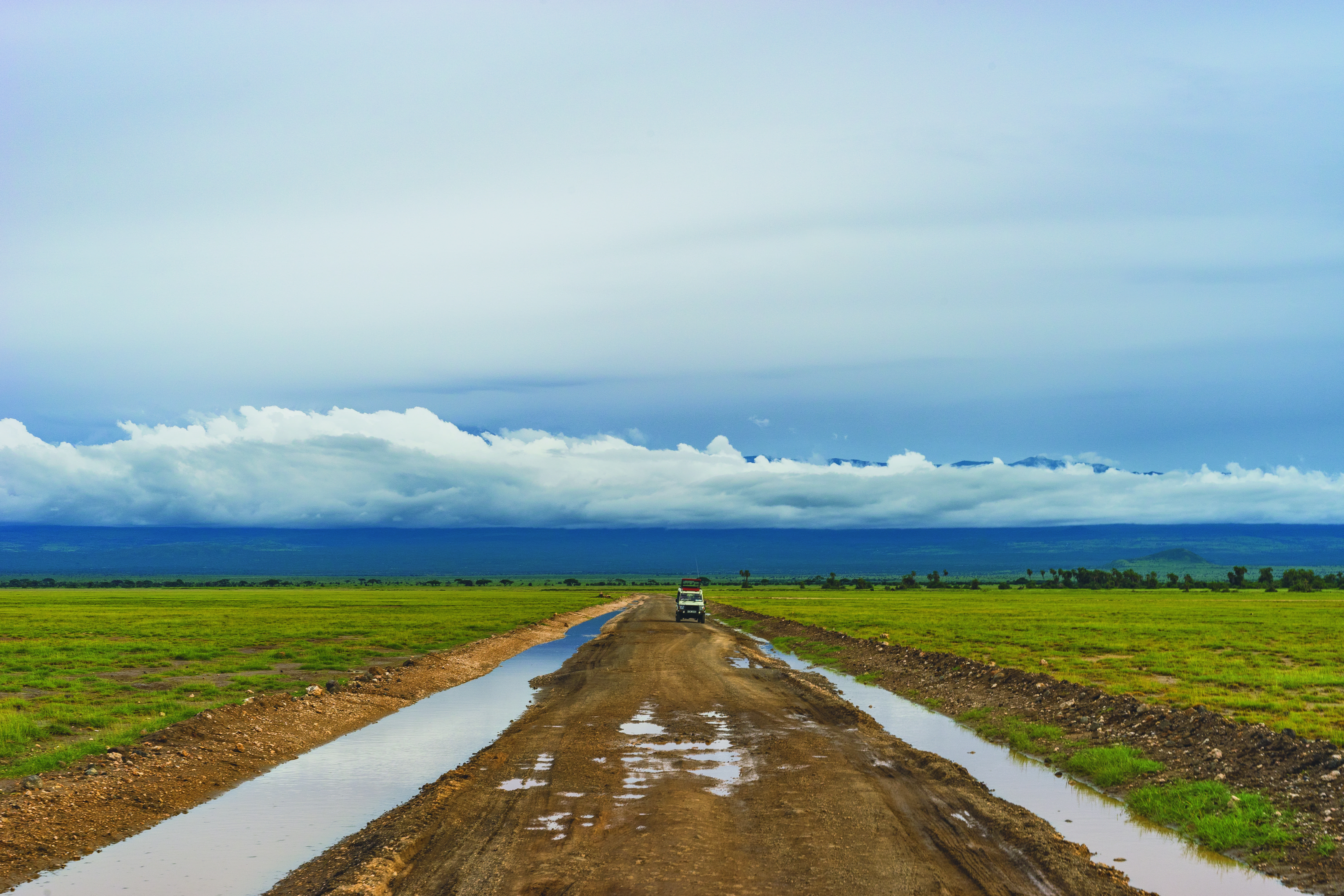 dirt, no people, water, sky, 5K, field, mountain, gravel, tranquility, outdoors, landscape, cloud - sky, safari, van, mount kilimanjaro, flooded, fog, HD Wallpaper