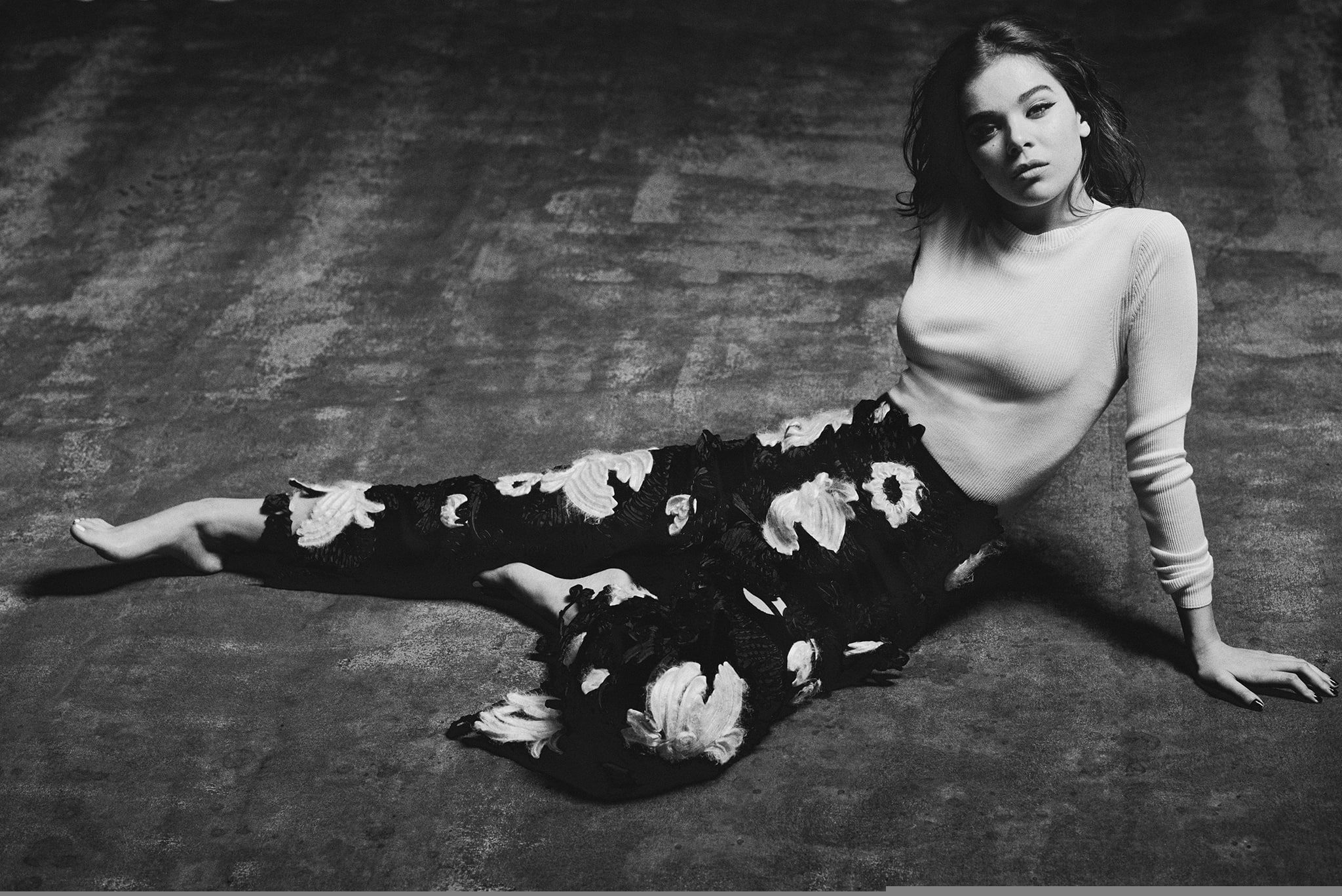 photoshoot, Haley Steinfeld, black and white, 1080P, actress, on the floor, Wonderland, Carlos Serrao, Hailee Steinfeld, HD Wallpaper