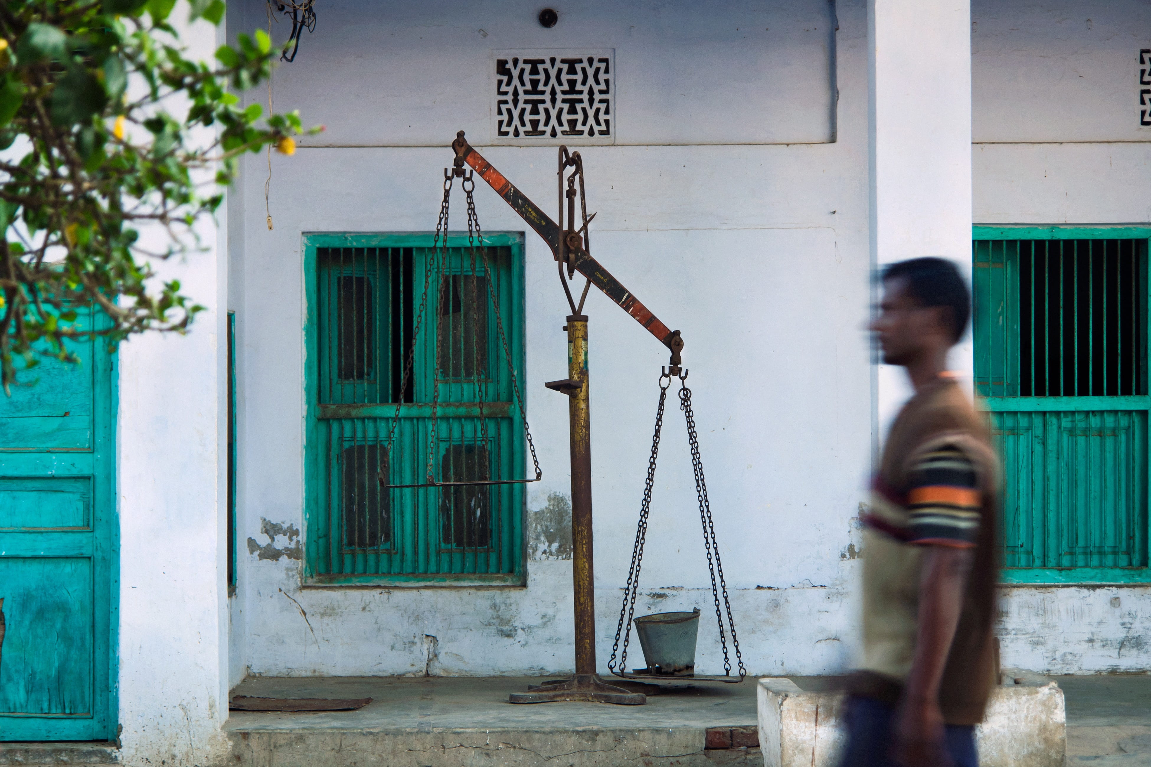 day, men, communication, 4K, technology, building exterior, fuel pump, real people, travel, people, house, fort, hindu, vintage, building, outdoors, wall, HD Wallpaper