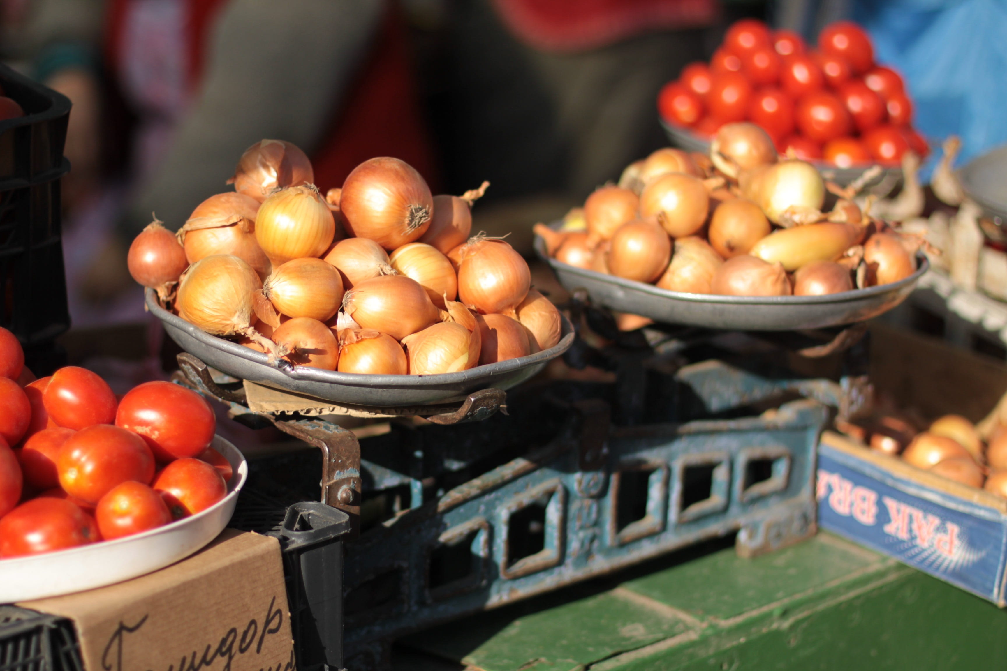 trade, 2K, onion, orange, food and drink, sale, food, organic, outdoors, juicy, market, container, no people, market stall, retail display, healthy, day, HD Wallpaper