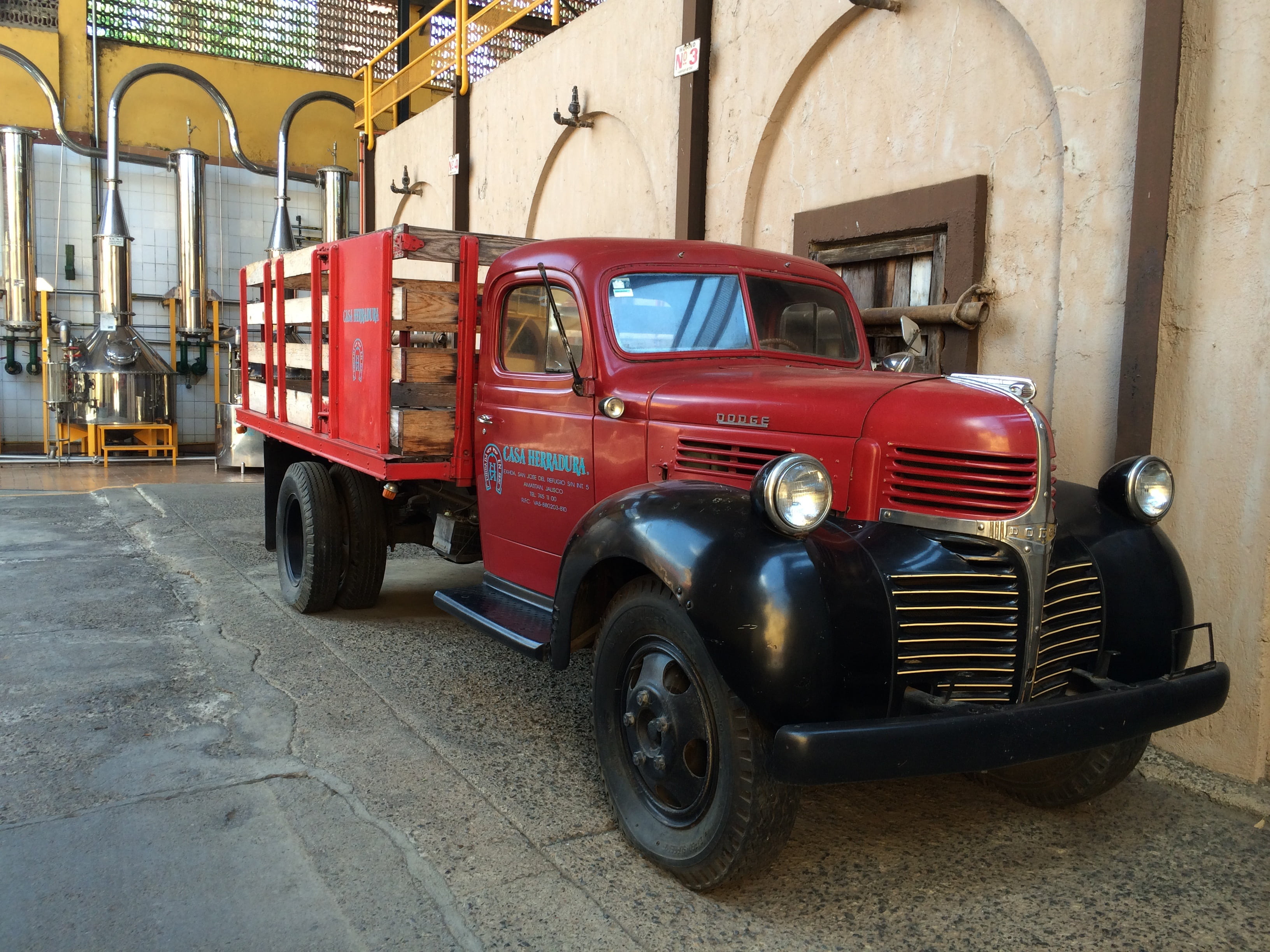 old-fashioned, mode of transportation, vintage, retro Styled, car, building, red, land Vehicle, architecture, vintage car, parking, mexico, old, day, arch, HD Wallpaper